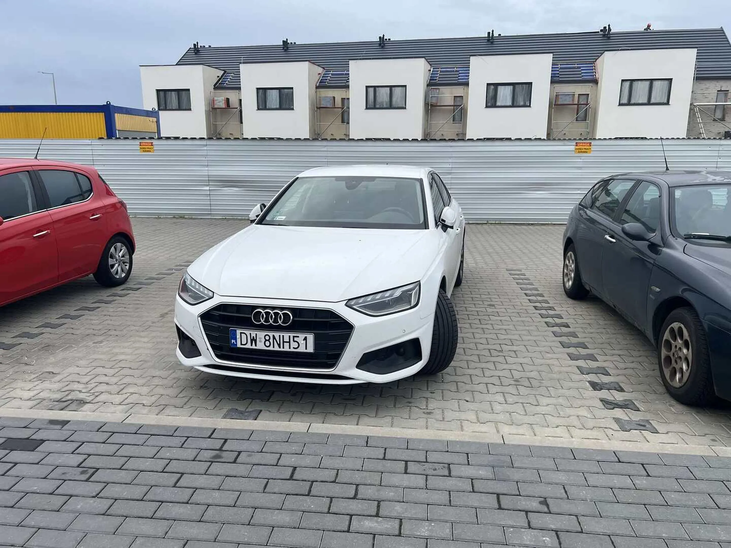 Marka auta zobowiązuje - od zawsze wiadomo, że 4 są nie tylko pierścienie Audi, ale też jest to średnie IQ jego kierowcy. Tutaj nasz bohater pięknie parkuje jednocześnie na dwóch PRYWATNYCH, OZNACZONYCH MIEJSCACH, uniemożliwiając mi zaparkowanie pojazdu na moim, wykupionym miejscu (nie, nie jest to sąsiad, rejestracja z woj. dolnośląskiego). Następnym razem matole będziesz płacił za lawetę.