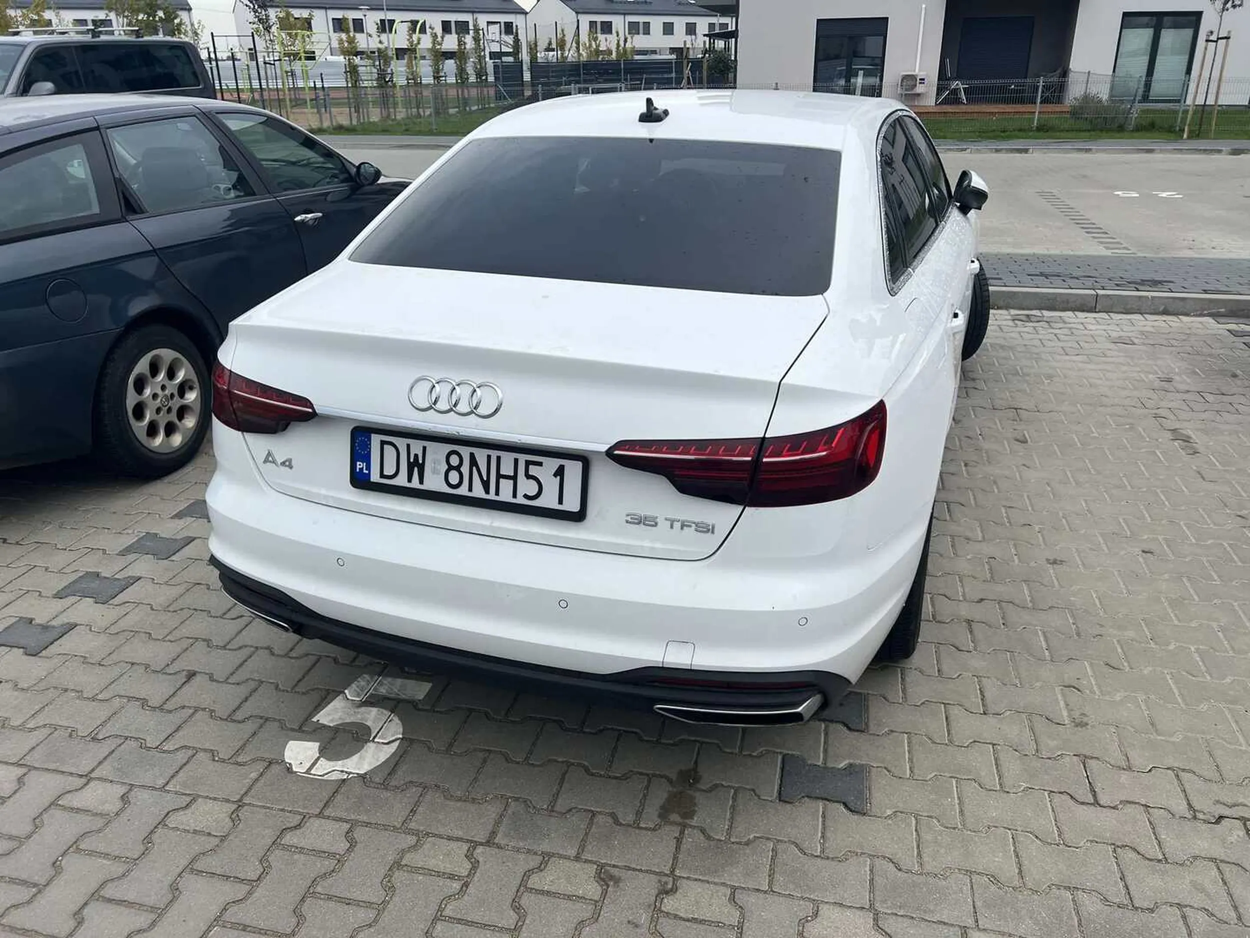 Marka auta zobowiązuje - od zawsze wiadomo, że 4 są nie tylko pierścienie Audi, ale też jest to średnie IQ jego kierowcy. Tutaj nasz bohater pięknie parkuje jednocześnie na dwóch PRYWATNYCH, OZNACZONYCH MIEJSCACH, uniemożliwiając mi zaparkowanie pojazdu na moim, wykupionym miejscu (nie, nie jest to sąsiad, rejestracja z woj. dolnośląskiego). Następnym razem matole będziesz płacił za lawetę.