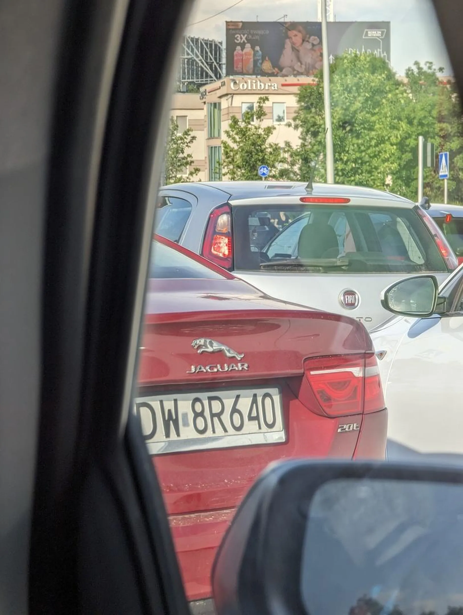 Wpieprza się, blokuje pas, mistrz jazdy po mieście :)