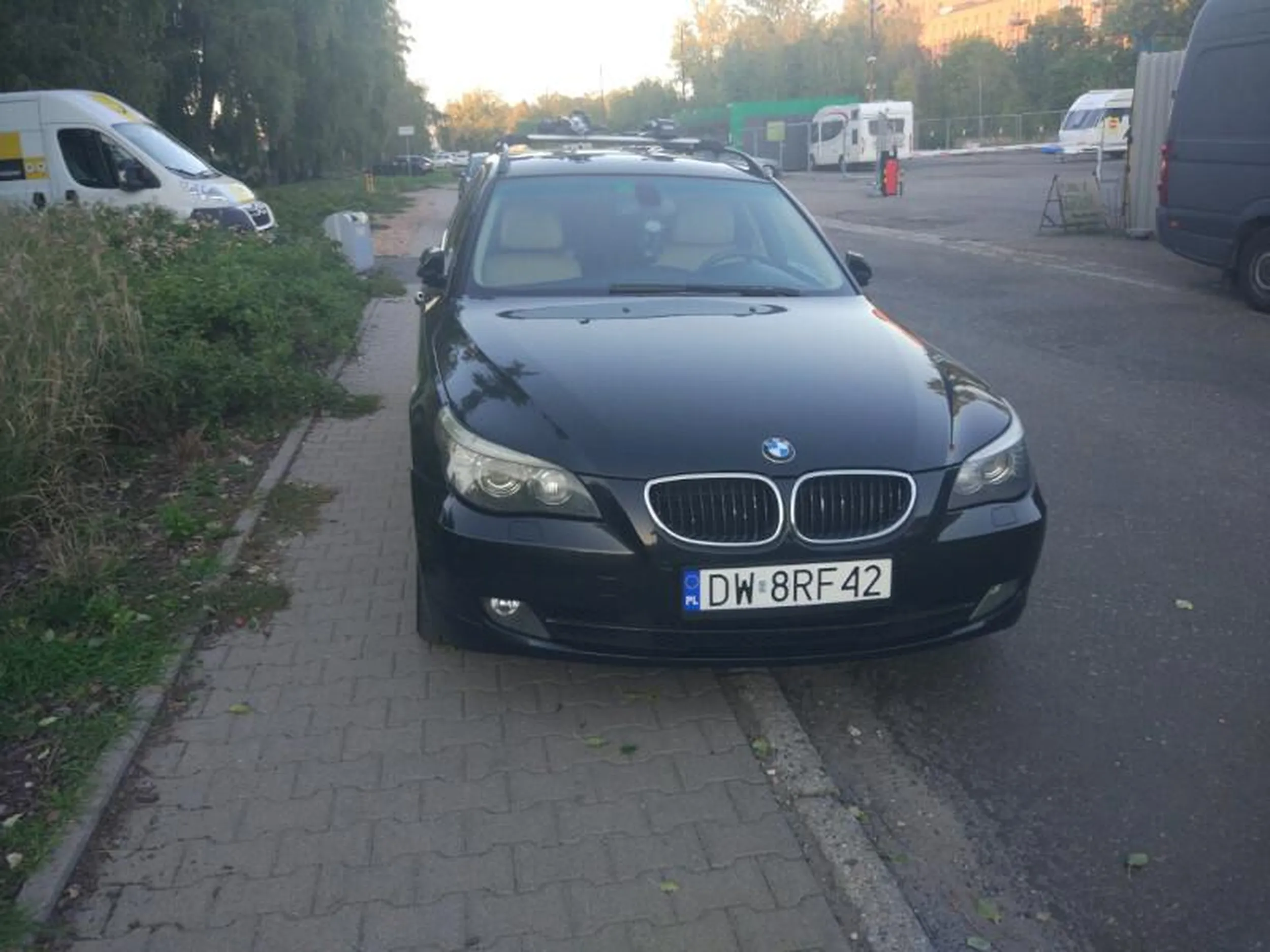 Parkuje na chodniku, nie zostawiając przepisowych 1,5 metra wolnego miejsca