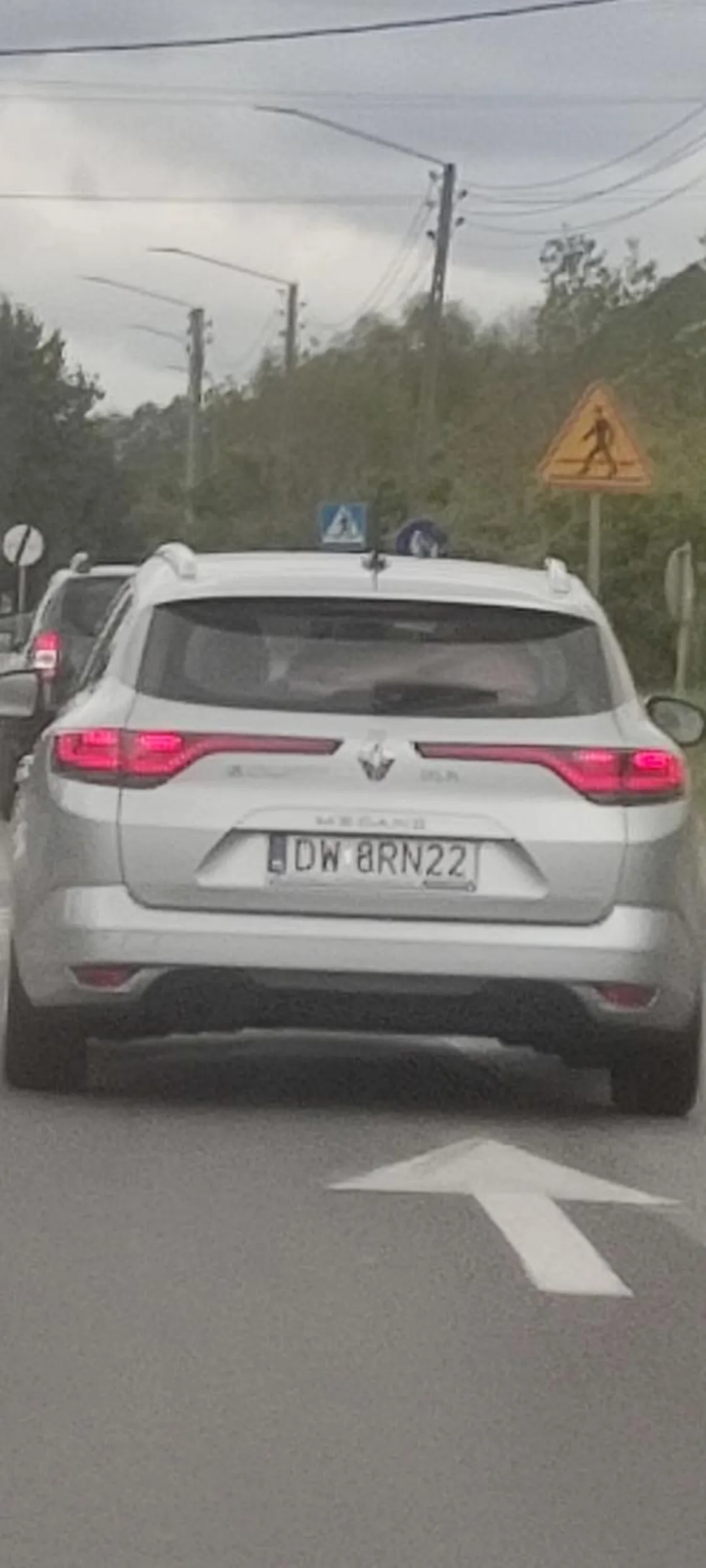 Pani z Credit Agricole. Celowo przyspiesza uniemożliwiając zmianę pasa trąbiąc przy tym i pokazując środkowego palca. Słaba wizytówka banku.