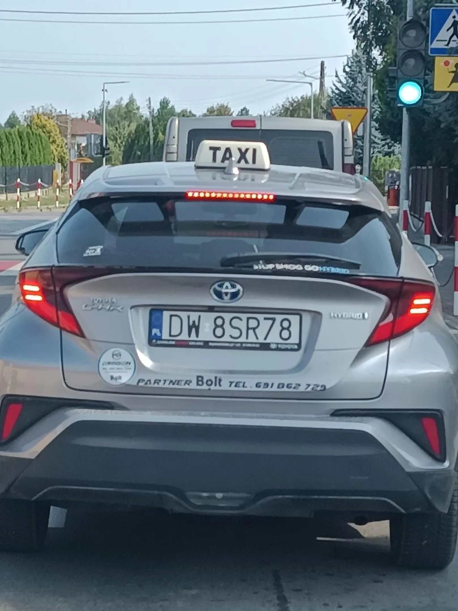 Kierowca tego samochodu z firmy volt wymusza pierwszeństwo