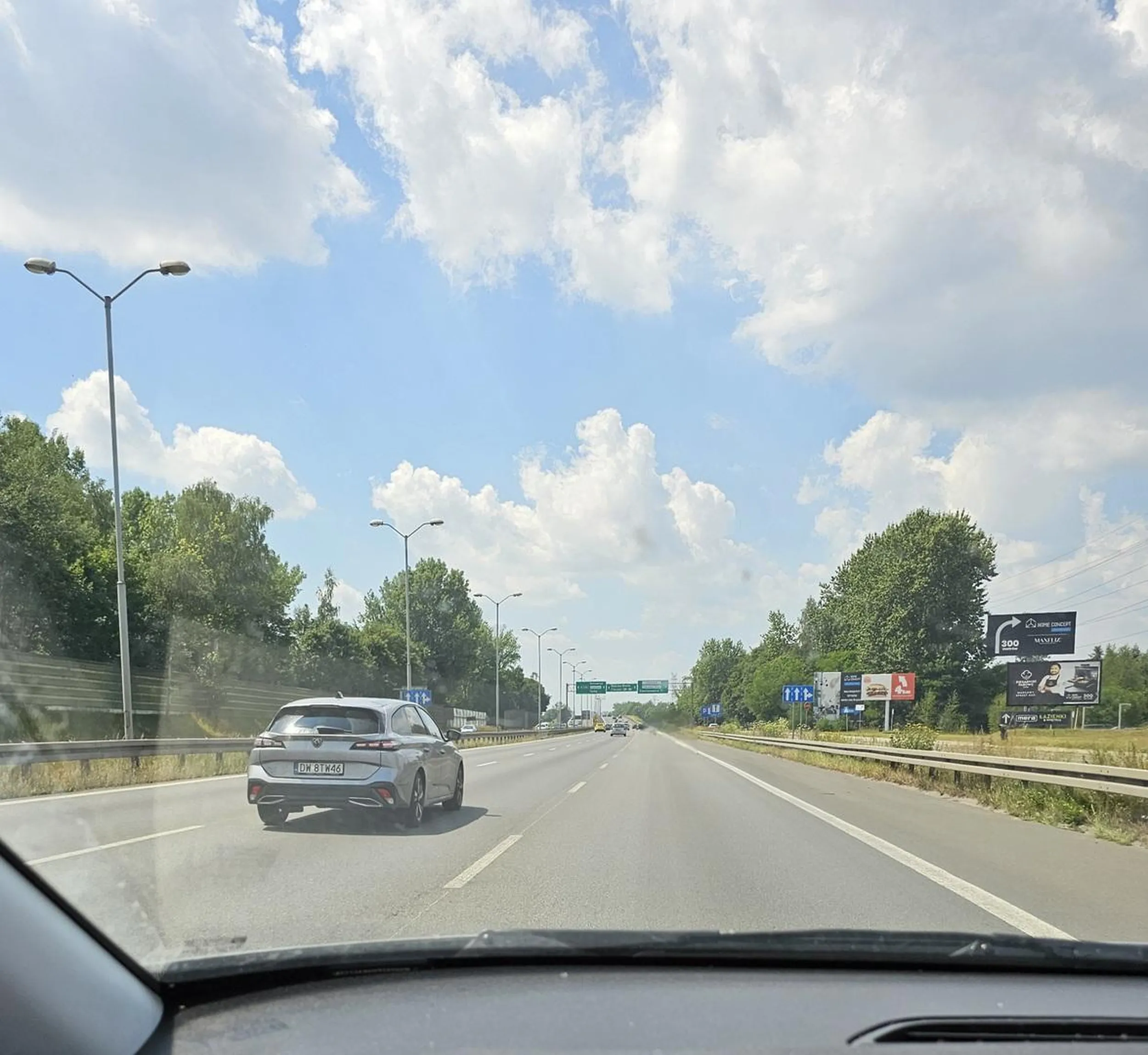 Brawo!! Najpierw włączając się do ruchu na trzypasmówke od razu przeskoczyła blondyna na środkowy pas, a że ślepa, to prawie uderzyła  w samochód który jechał środkowym, tylko dzięki refleksowi kierowcy uniknęła obcieraki. A później mistrzyni środkowego pasa, mistrzyni głupoty, braku umiejętności i wyobraźni, paniusia podążała środkowym pasem mimo wolnego lewego. Brawo. 1km drogi a pokaz wieśniactwa ogromny