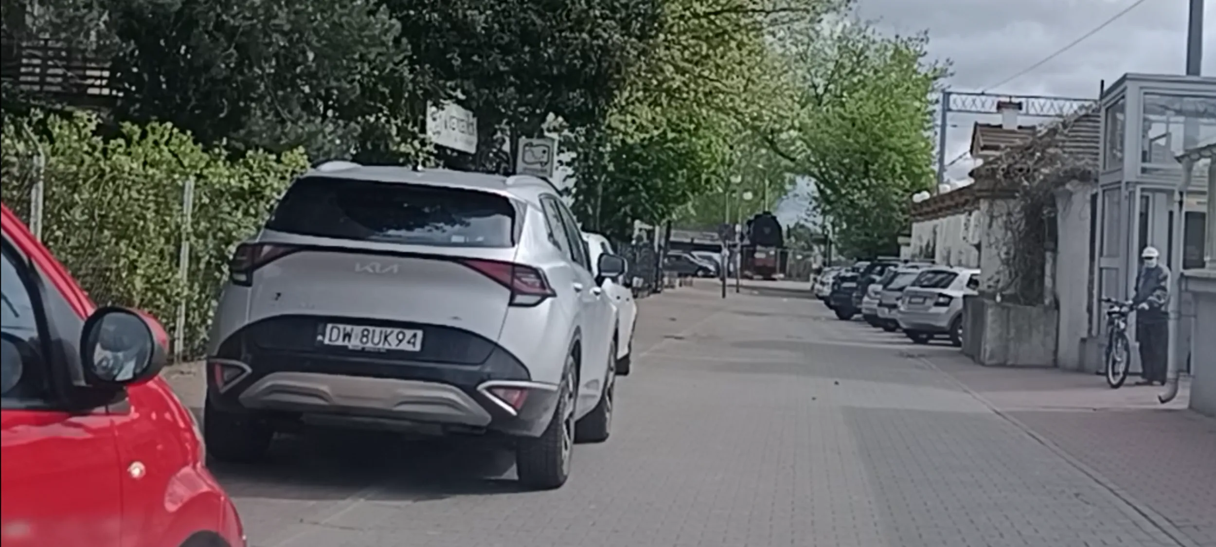 Pacan zaparkował sobie na chodniku przy ulicy gdzie jest zakaz zatrzymywania się i postoju i poszedł pić wódkę albo gwałcić kota.