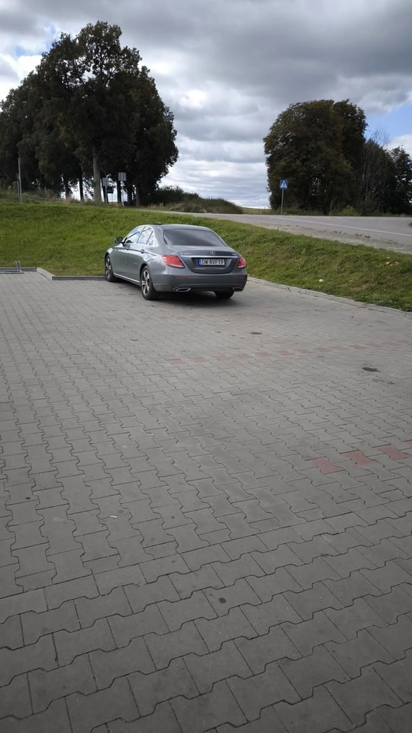 Miejsca na parkingach w koło zajęte a tutaj nie ma jak ?. Trzeba zacząć rozróżniać poziom od pionu