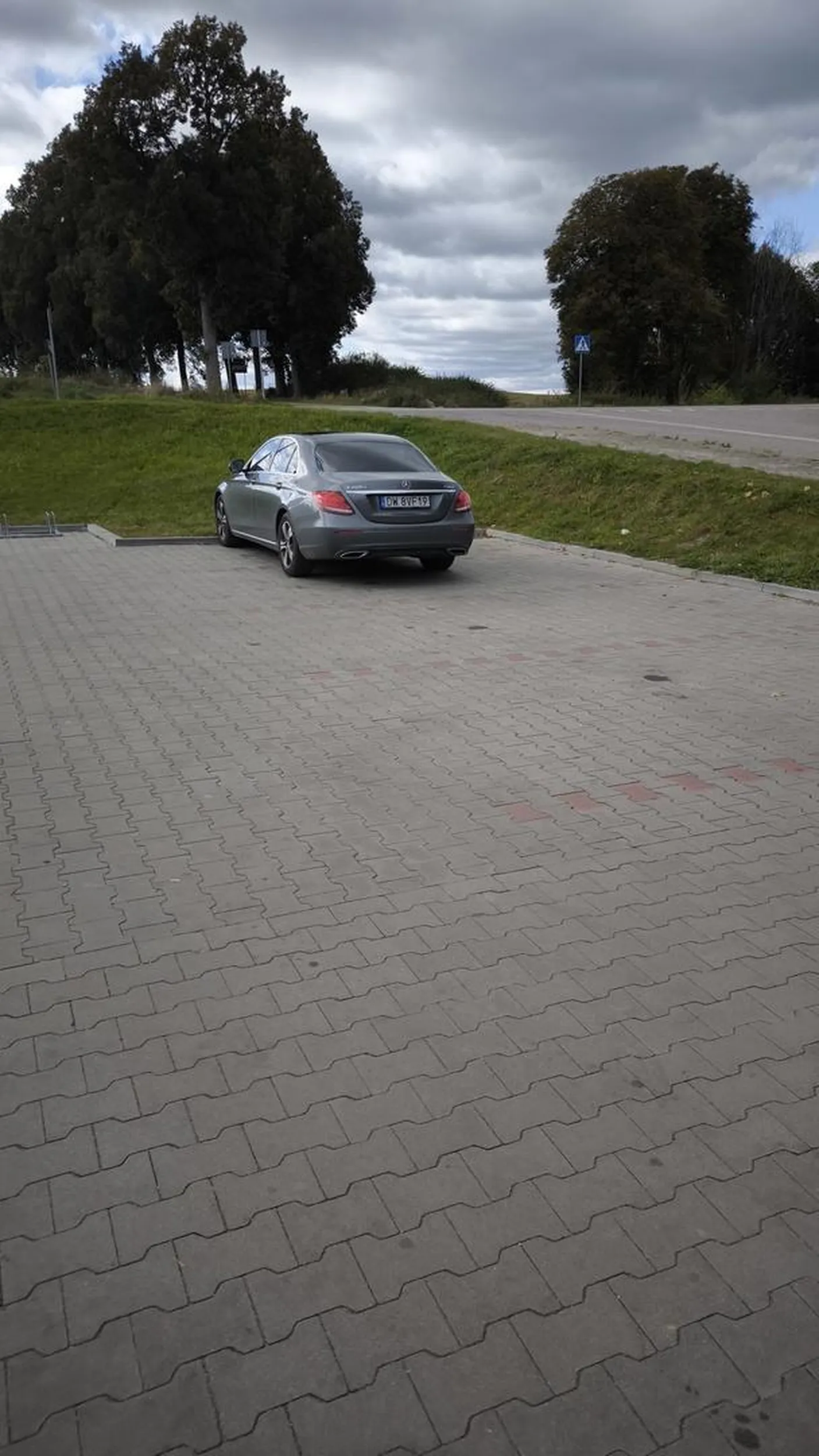 Miejsca na parkingach w koło zajęte a tutaj nie ma jak ?. Trzeba zacząć rozróżniać poziom od pionu