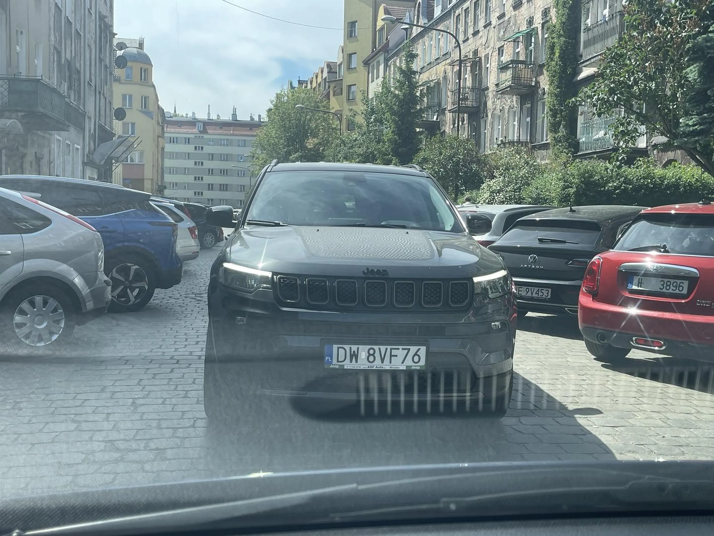 Chłop znalazł prawko w chipsach, wziął drogie auto na jazdę testową i myśli że może wymuszać pierwszeństwo i blokować ruch