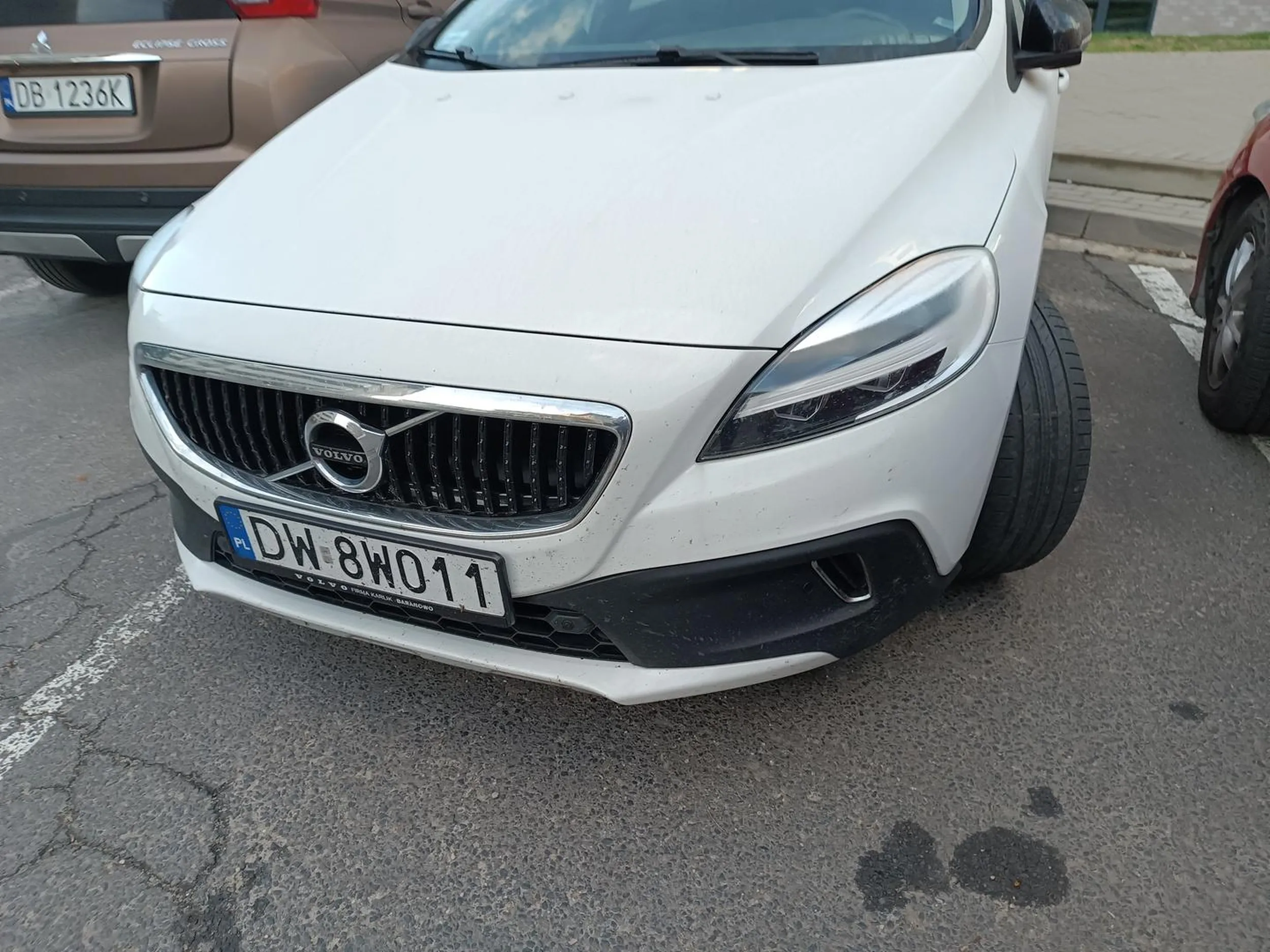 Tyle miejsca do linii ale chyba kierowca nie wie że parkuje się po ukosie i na co poskładane lusterka Brawo