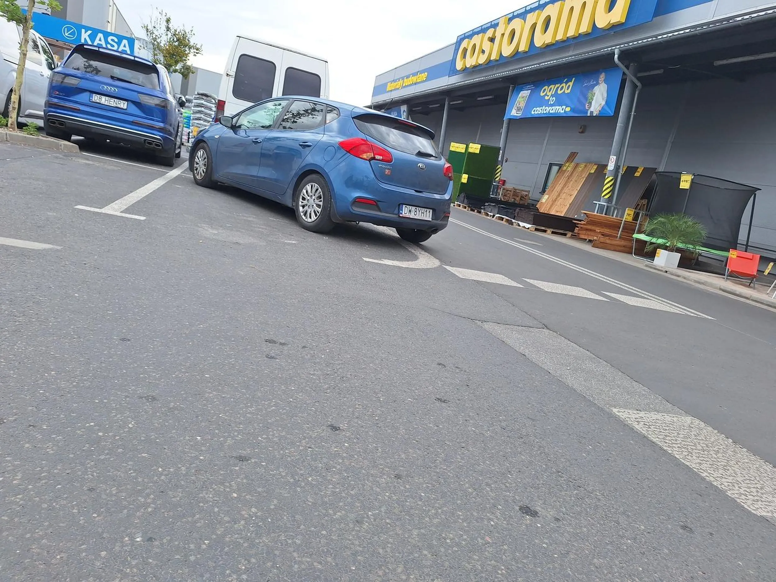 Trochę krzywo, trochę nie w linii i trochę na drodze przejazdowej. W końcu pojazd ponadgabarytowy zobowiązuje.