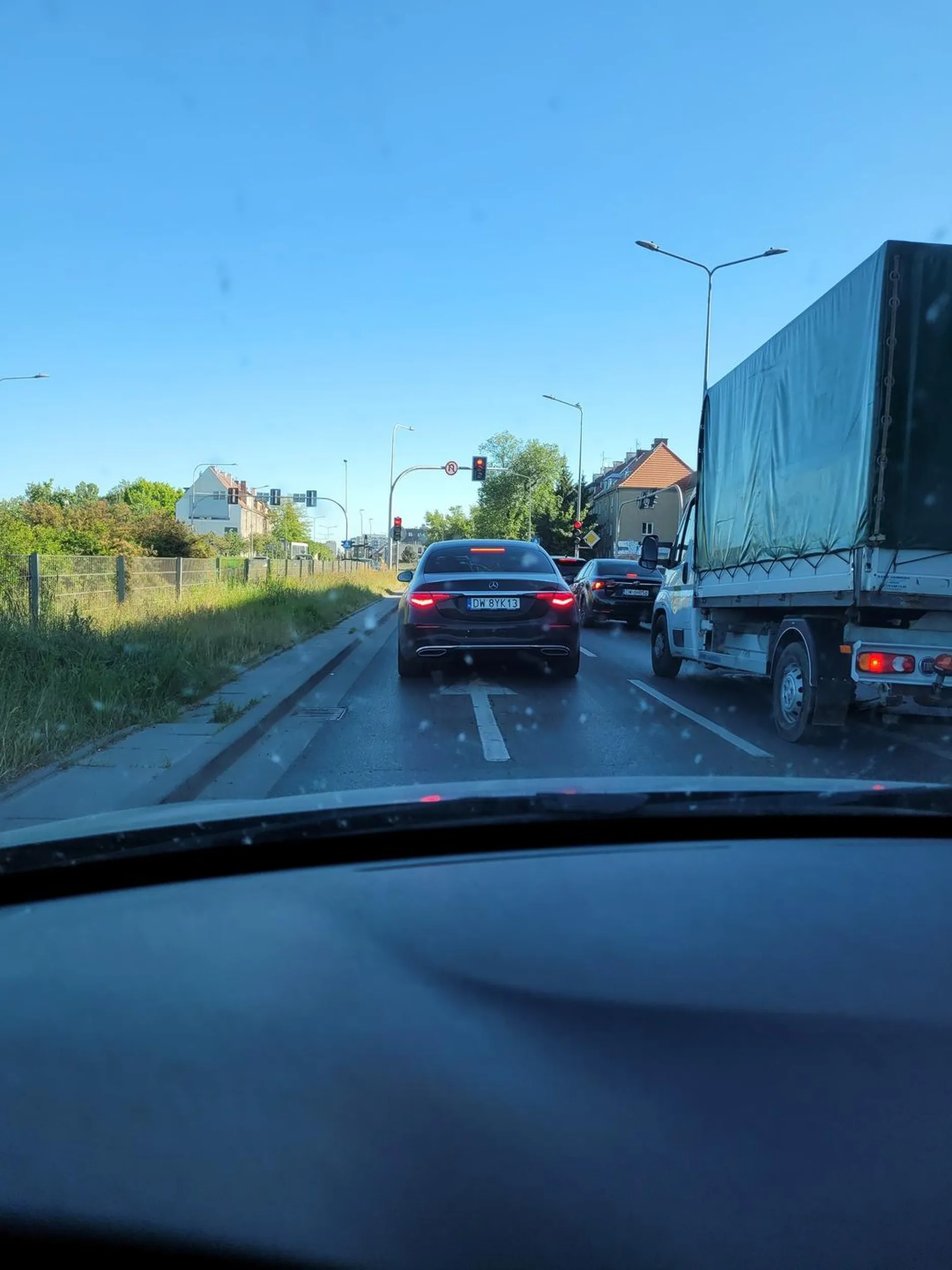 Kupił Mercedesa bez kierunkowskazów, bo taniej :)