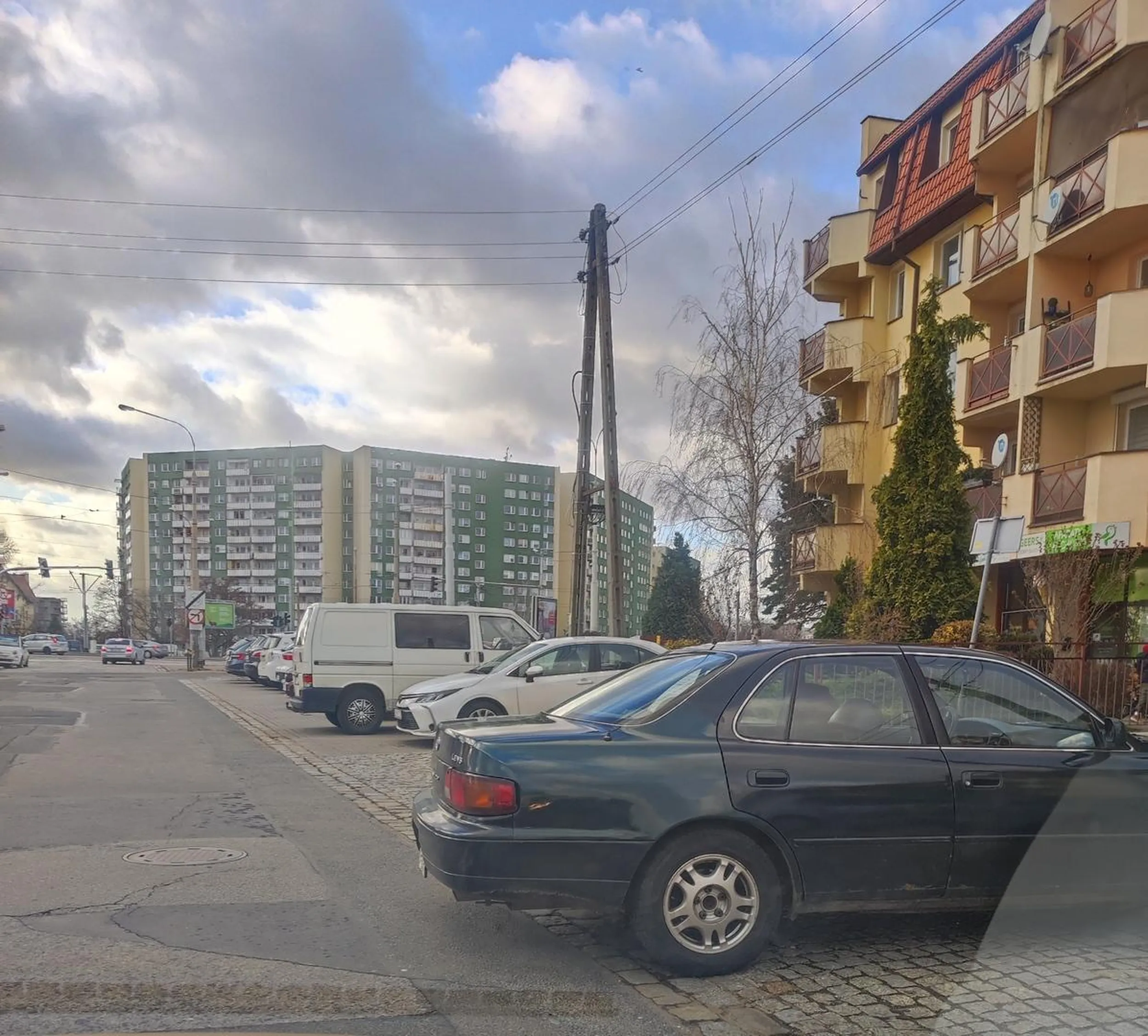 Pan zaparkował, zastawiając kawałek ulicy i wjazdu na podwórko. Na zwrócenie uwagi, że tył jego pojazdu wystaje na ulicę, odparł "nie szkodzi"