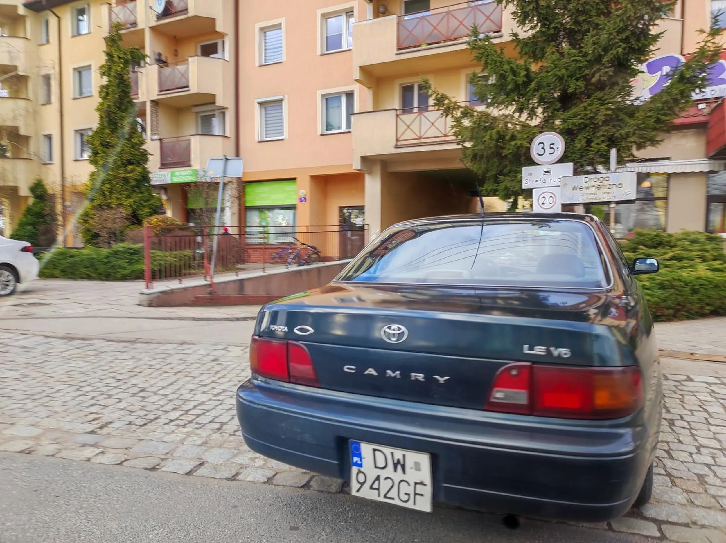 Pan zaparkował, zastawiając kawałek ulicy i wjazdu na podwórko. Na zwrócenie uwagi, że tył jego pojazdu wystaje na ulicę, odparł "nie szkodzi"