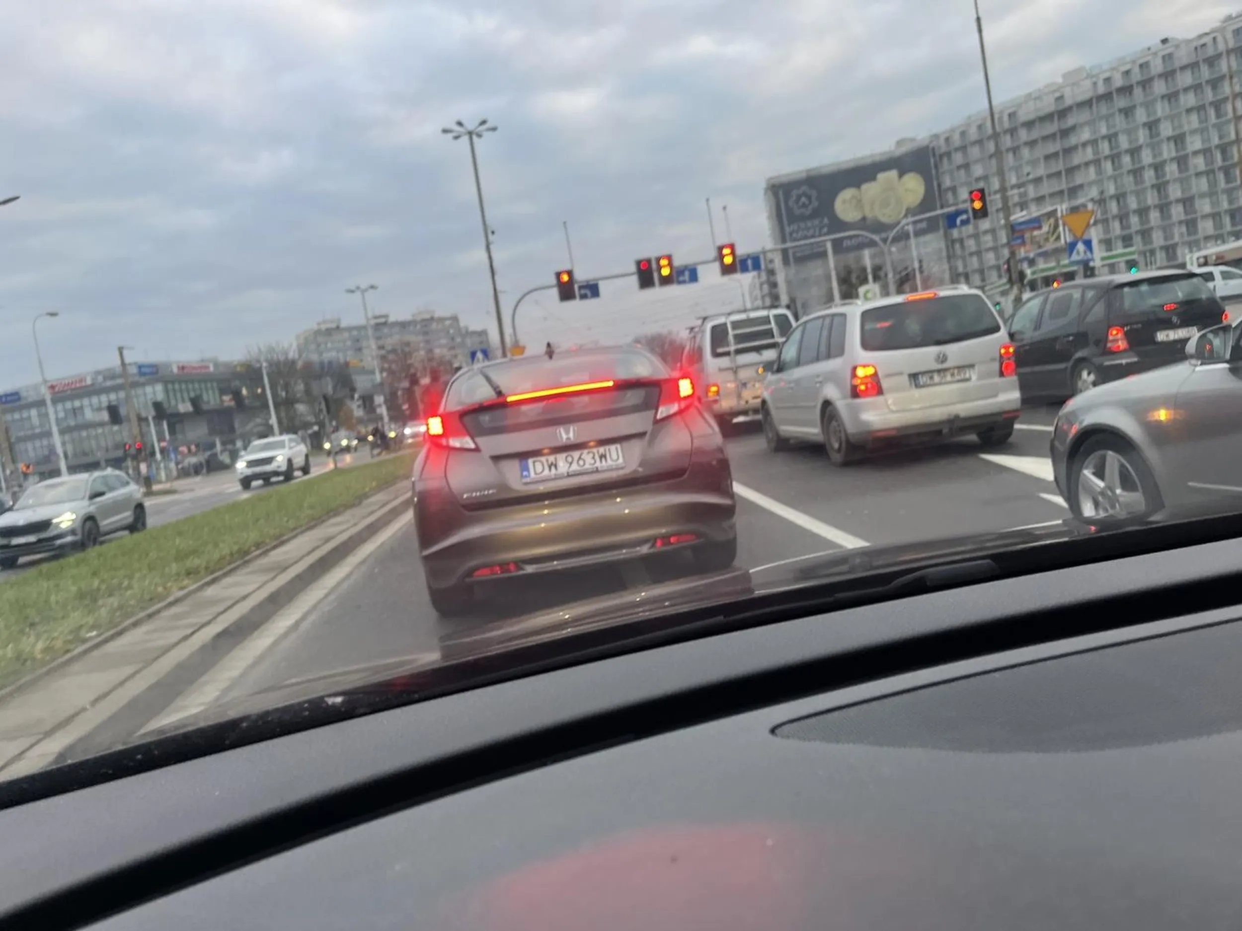 Beznadziejna kierowca. Wyprzedzana przyspiesza.