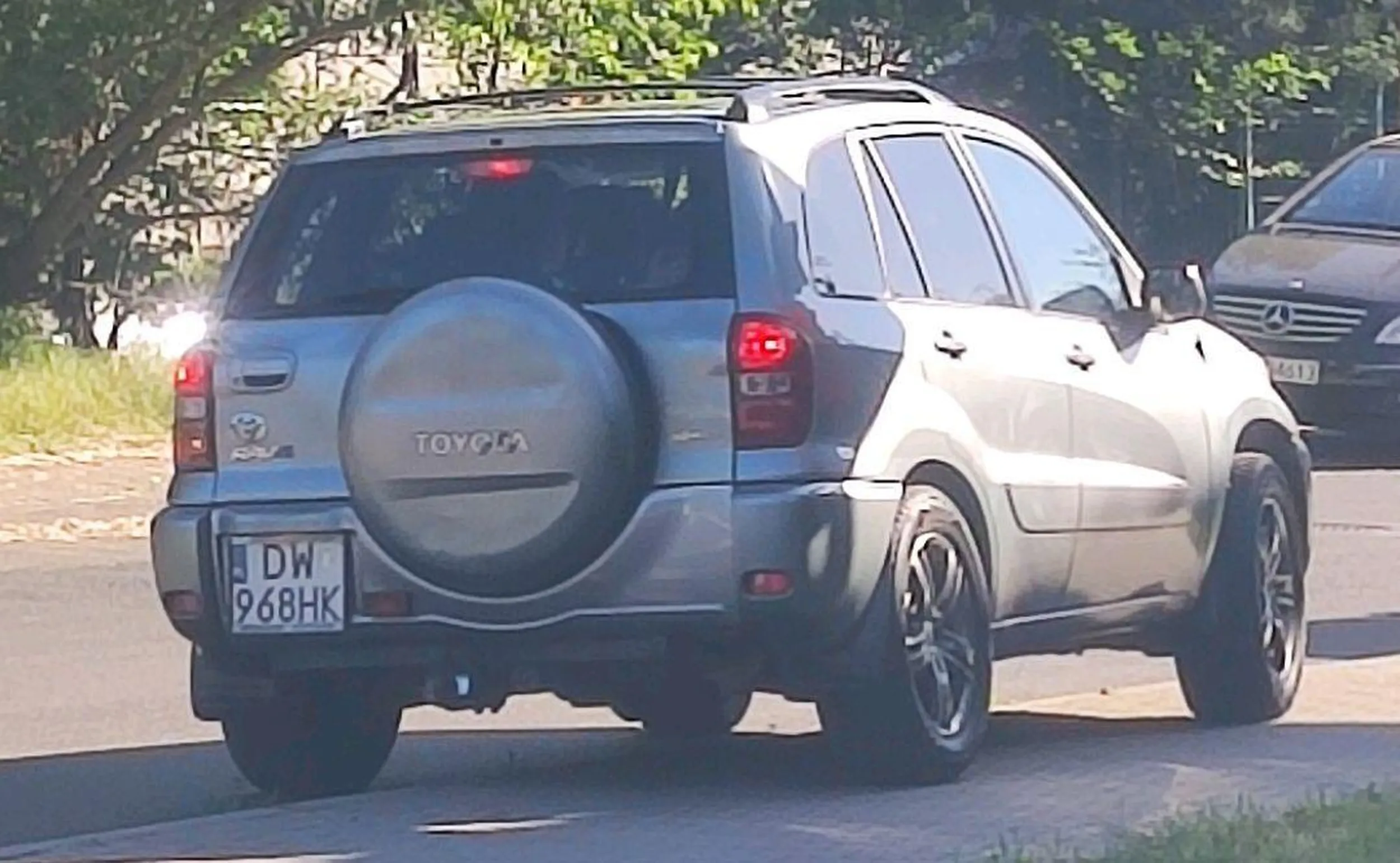 Pani wymusiła pierwszeństwo na skrzyżowaniu, zmusiła do wykonania ostrego manewru ale mimo tego zarysowała samochód, po czym odjechała z miejsca zdarzenia :)