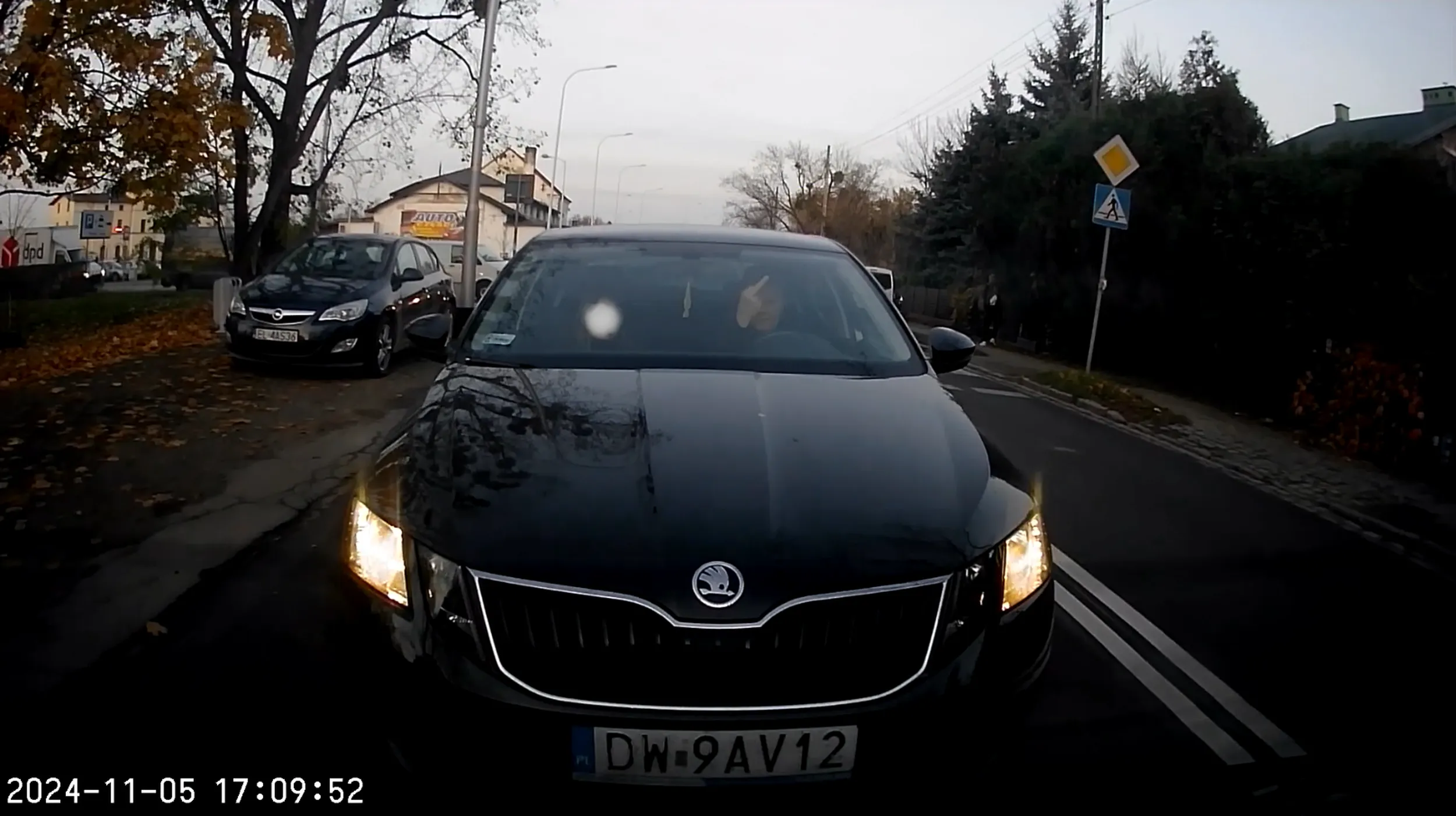 Kobieta jadąca z dzieckiem czarną skodą octavią wyjeżdżając z podporządkowanej wymusiła na mnie pierwszeństwo. Uniknąłem kolizji, strąbiłem i pojechałem. Wjechawszy za mnie nieobliczalna wariatka zaczęła na mnie trąbić i pokazywać w moją stronę różne gesty, dając tym świetny przykład dziecku siedzącemu obok. Gorąco nie pozdrawiam.