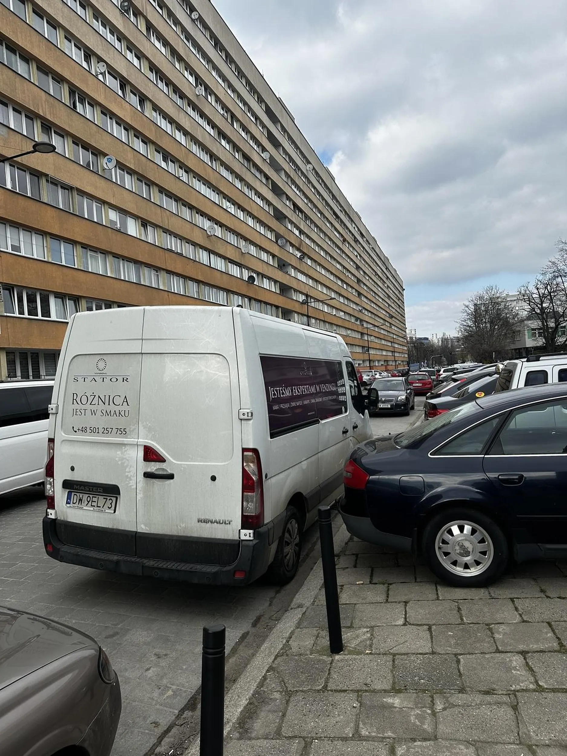 Nie umie jeździć i zastawia firmowym busem inne samochody zaparkowane poprawnie!