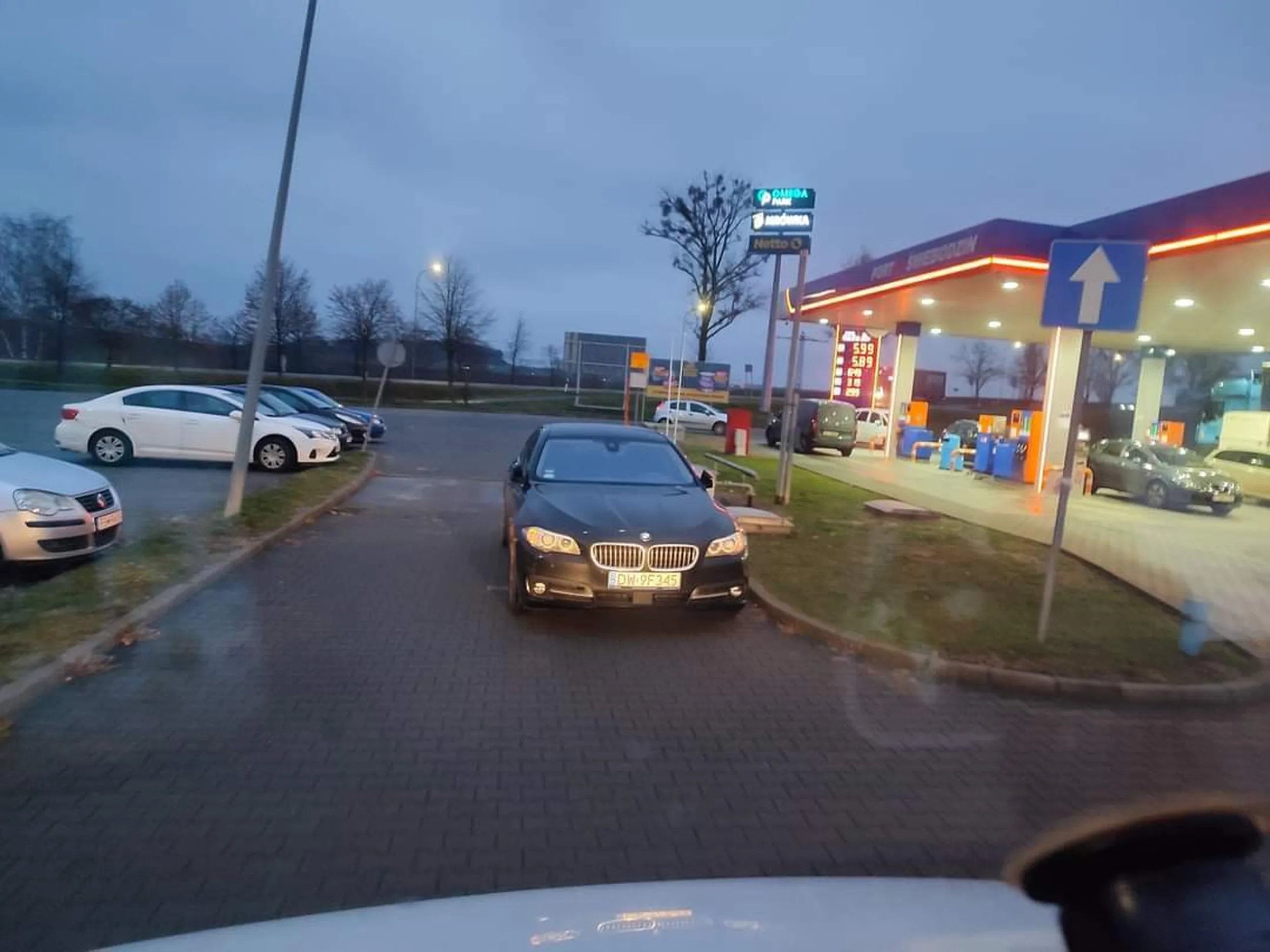 Nie ma to jak parkować pod prąd na drodze jednokierunkowej blokując wjazd na stację gdy centralnie obok jest parking na jakieś 1000 samochodów świecący pustkami. BMW to jednak BMW