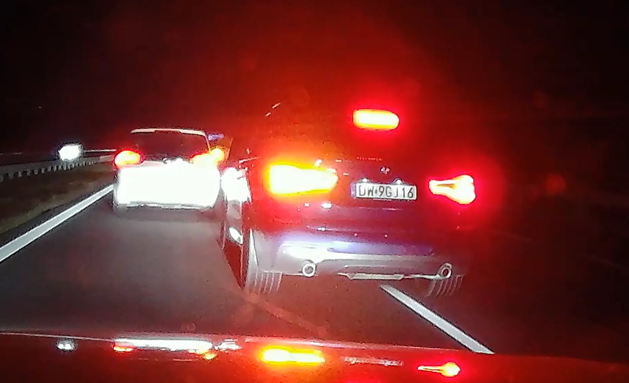 Niebezpieczne zachowania na drodze. Kierowca tego BMW wymusza pierwszeństwo i stwarza niebezpieczne sytuacje.