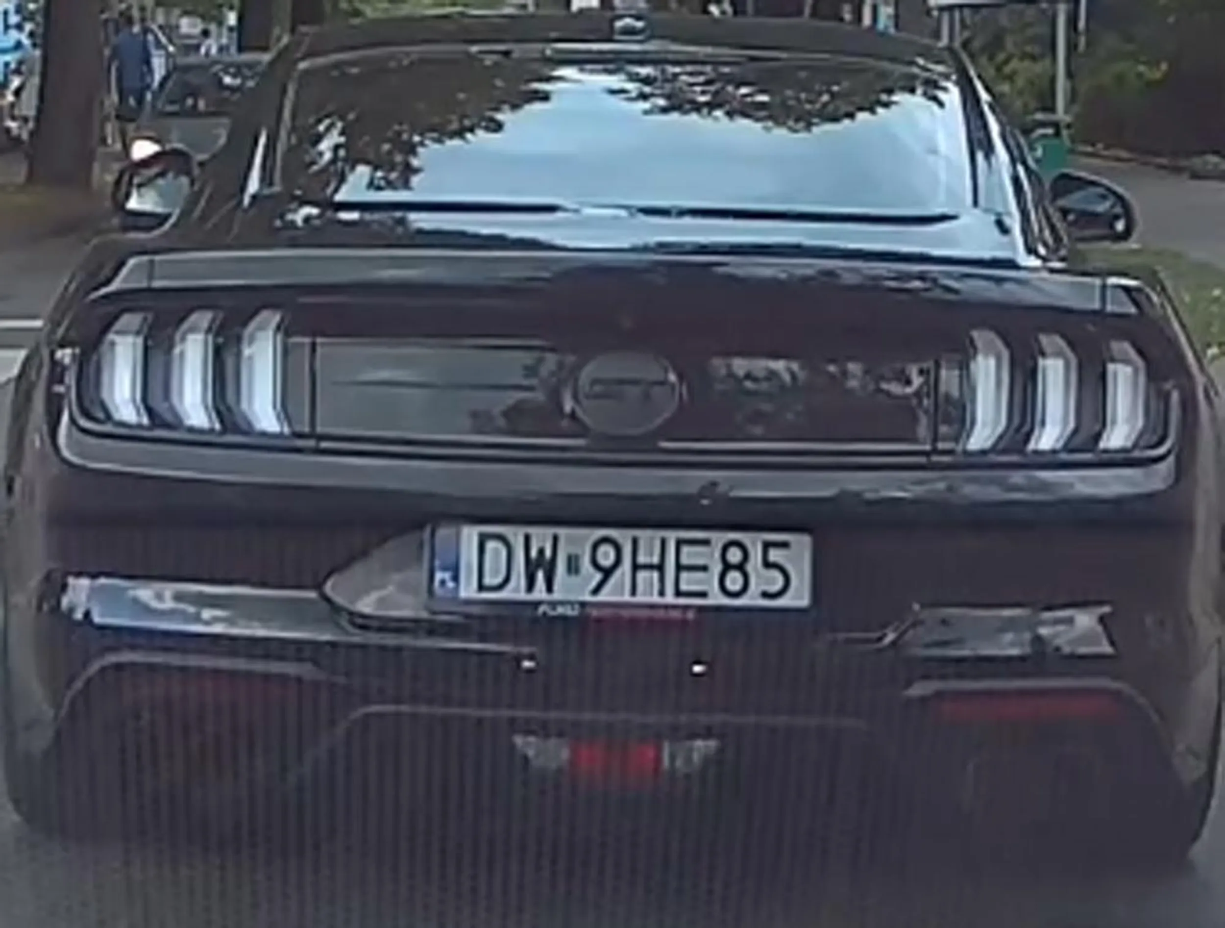 Janusz pokazuje przyspieszenie swojej Grażynie i daje gaz od świateł do świateł, kup sobie nowy wydech bo ten brzmi jakby był przerdzewiały w kilku miejscach.