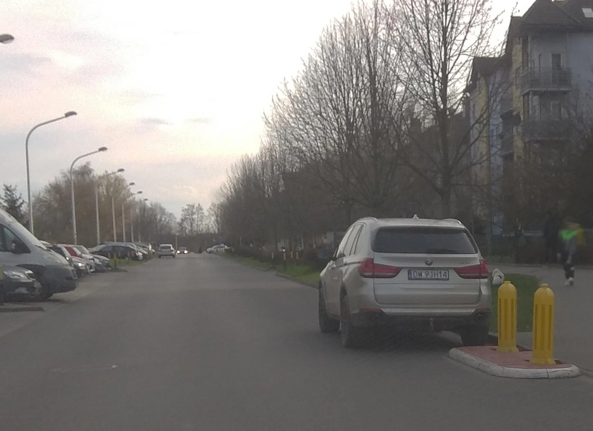 Na Strońskiej obowiązuje zakaz parkowania po prawej stronie na całej długości.