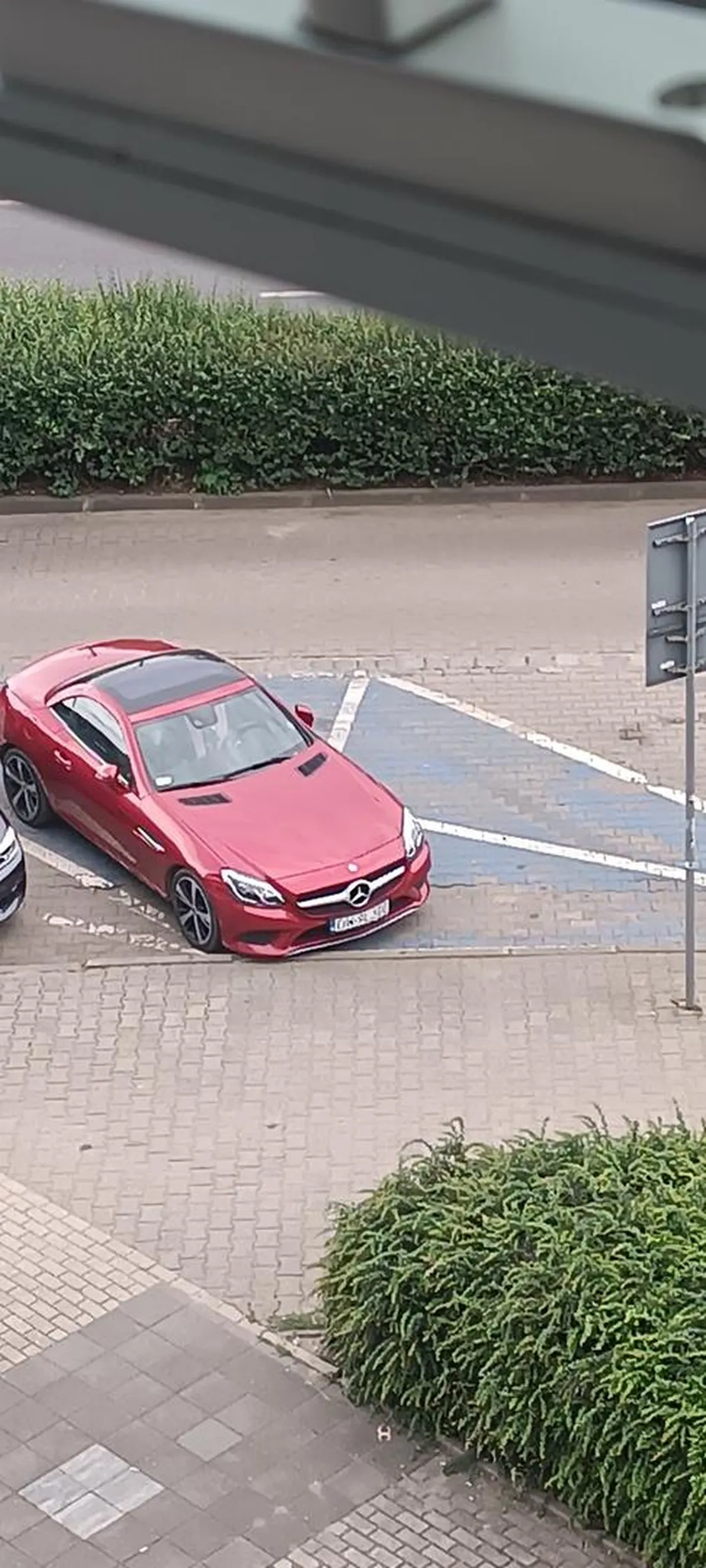 Pani parkuje na miejscu dla niepełnosprawnych. Bez skrępowania parkuje na kopercie i szybkim krokiem oddala się w różowych szpileczkach... Szyk i elegancja, szkoda że brak rozumu