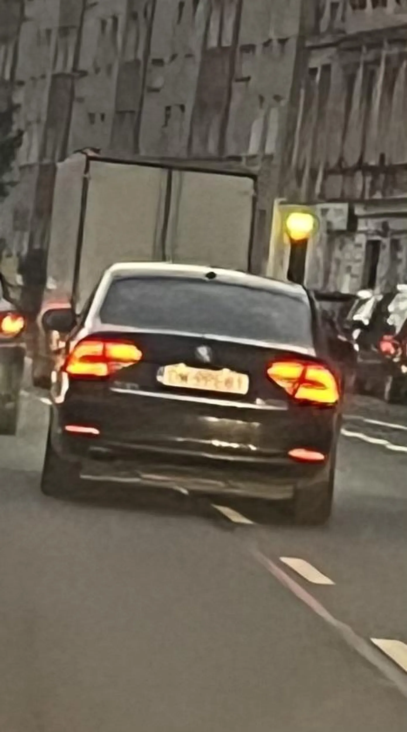 Dziadu ze struchlałej Skody… wyprzedzanie na pasach dosłownie przed samym nosem pieszych, bo musisz zdążyć zjechać na inny pas przez wszystkimi? Czy Ty się dobrze czujesz? Jeździj tak dalej, to zobaczymy kiedy Cię zamkną za spowodowanie śmierci na drodze.