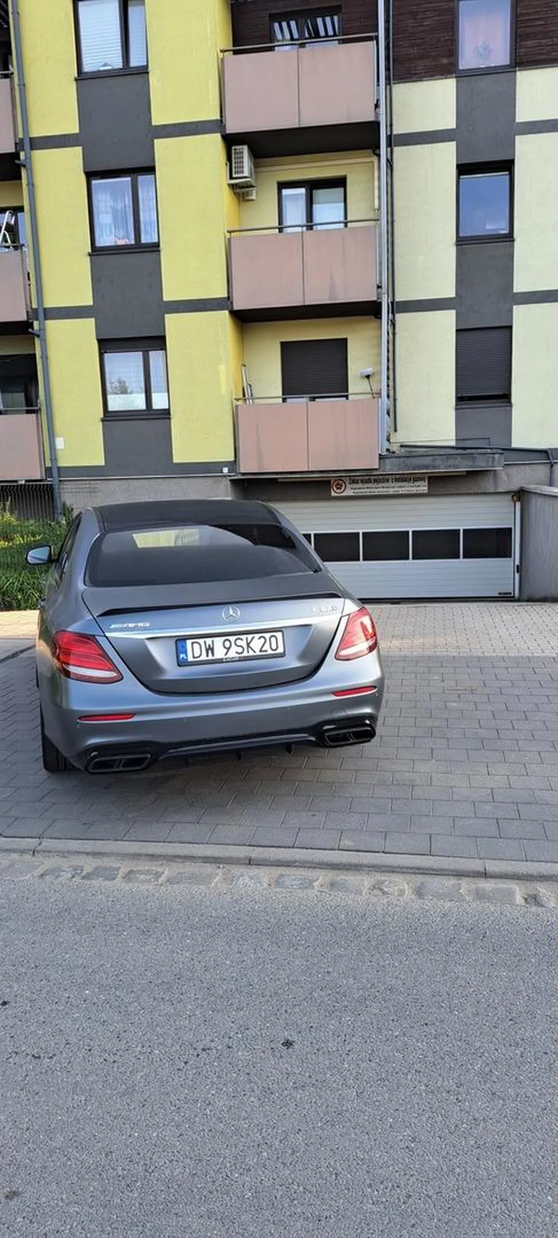 Kierowcy ewidentnie ojciec wszedł do wanny o jeden raz za dużo w dzieciństwie. Efekty widać na zdjęciu. Nie dość, że parkowanie na wyjeździe z garażu podziemnego, to jeszcze niedowład rąk nie pozwolił wyprostować kół, żeby był w miarę swobodny przejazd chociaż z jednej strony.