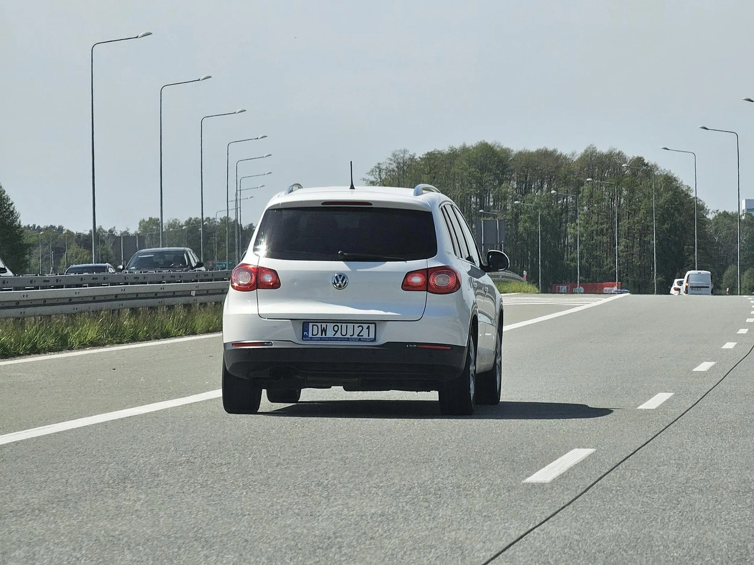 Kierowca tego pojazdu jest niezrównoważony. Kierował mężczyzna. Koniecznie do powtórzenia kursu prawa jazdy i badan pychologicznych. Najpierw wjechał na pas już zajęty przez inny pojazd powodując sytuację zagrożenia poważnym wypadkiem. Następnie zaczął wyhamowywać auto które z ledwością w niego nie wjechało. Tragedia była blisko. Proszę się nad sobą zastanowić panie Kierowco. A najlepiej przenieść się na pociąg albo autobus.