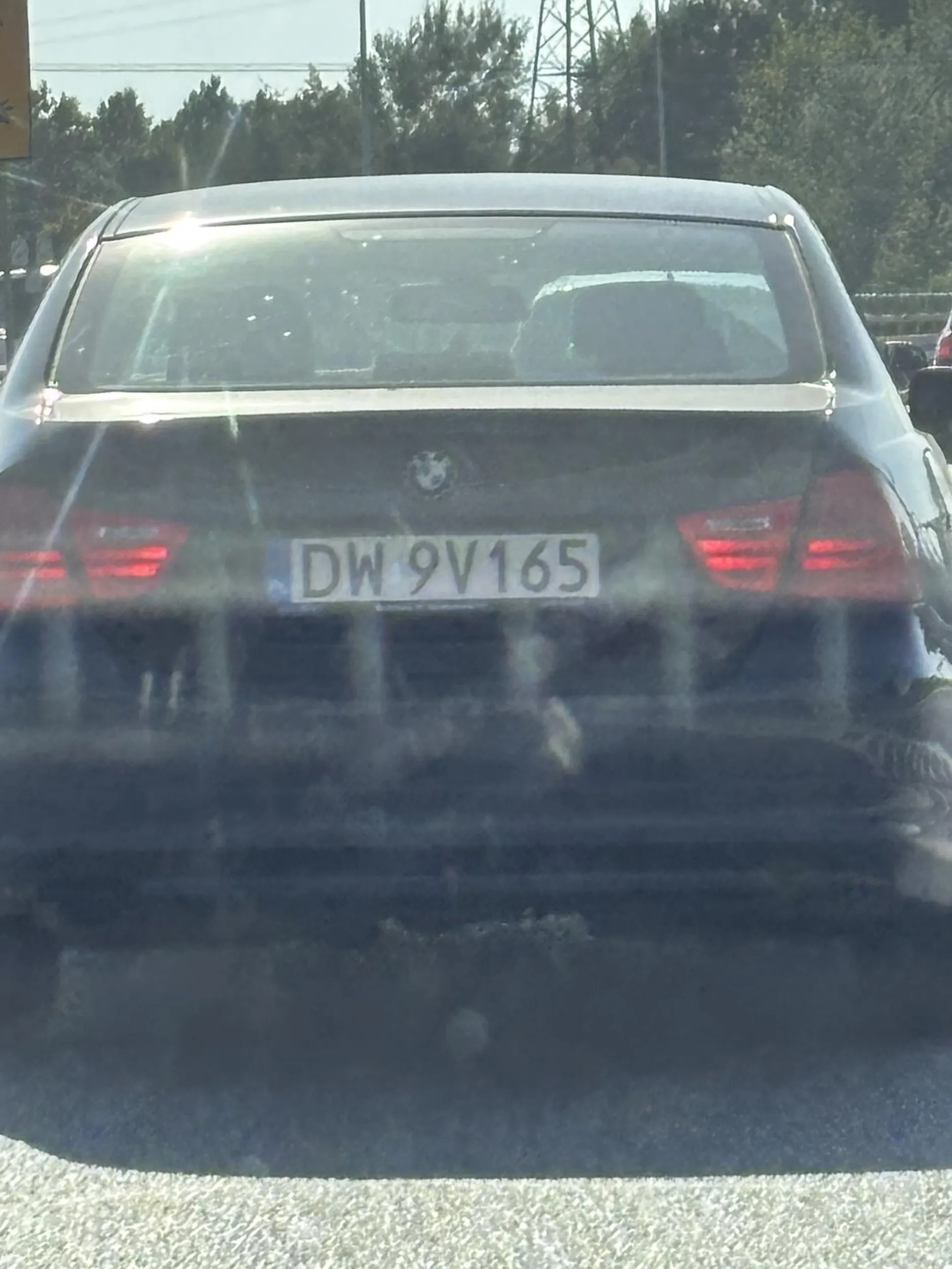 zajeżdża drogę bez kierunkowskazu po czym wystawia środkowy palec, pełna kultura