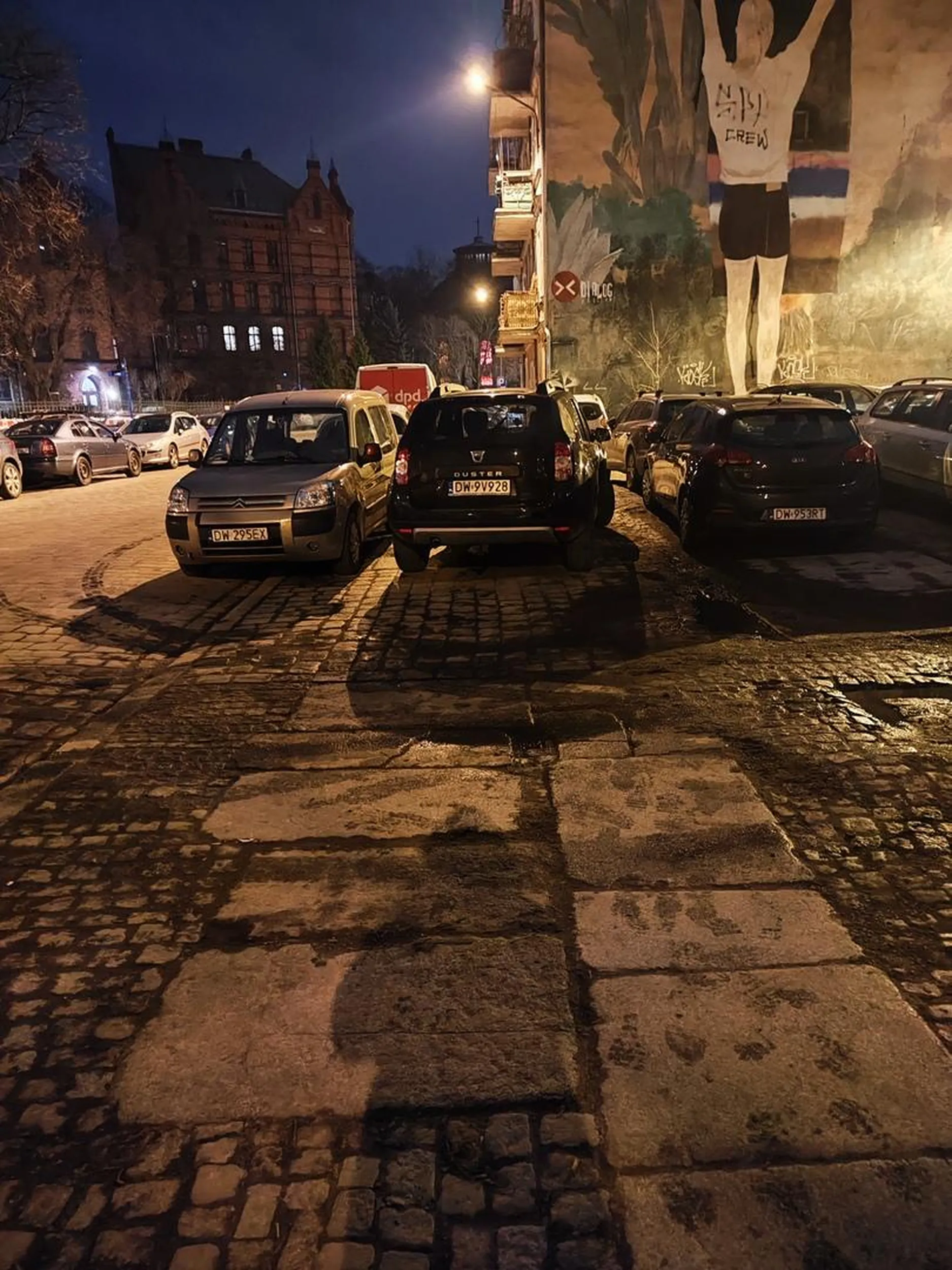 Bardziej na chodniku się nie dało ?