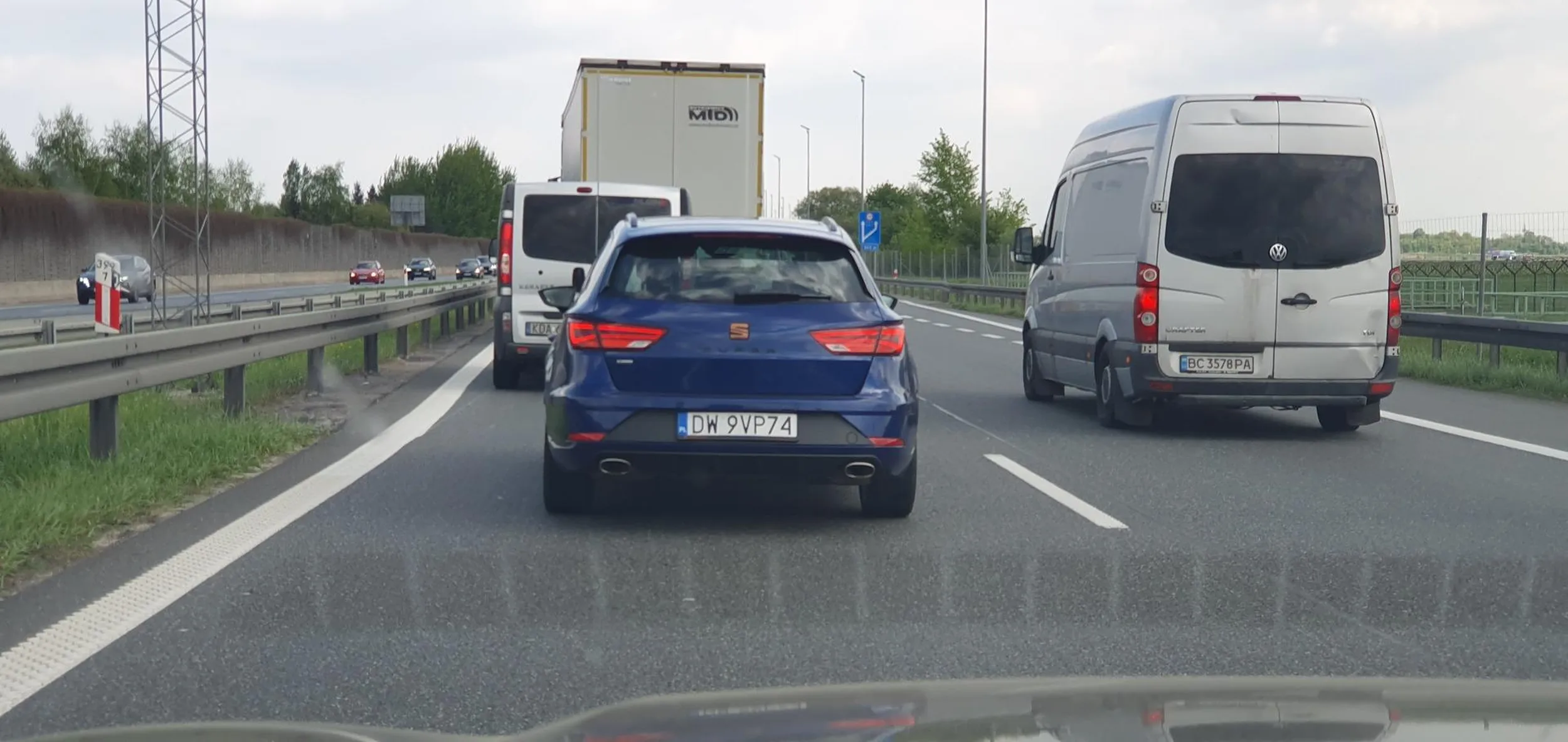 Dla Pani prędkość 180 km/h na autostradzie A4 przy bardzo dużym ruchu to pikuś, siedzenie na zderzaku, presja psychologiczna to normalka. Jeszcze trafi kosa na kamień a tymczasem proszę omijać idiotkę dużym łukiem !