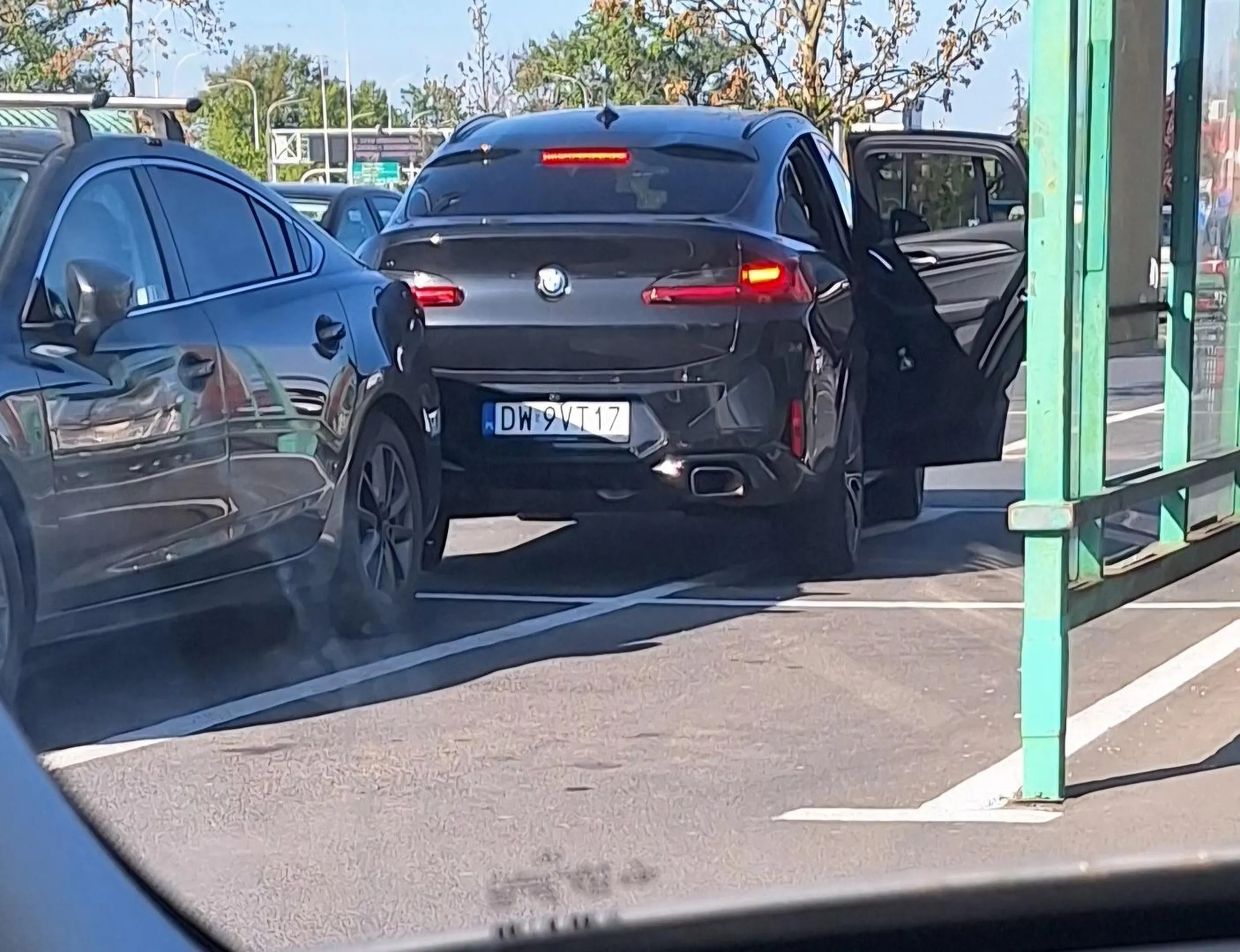 Nieporadna ameba parkuje swoje szpetne bmw jakby parkowanie krzywo pomagało na kompleks małej knagi