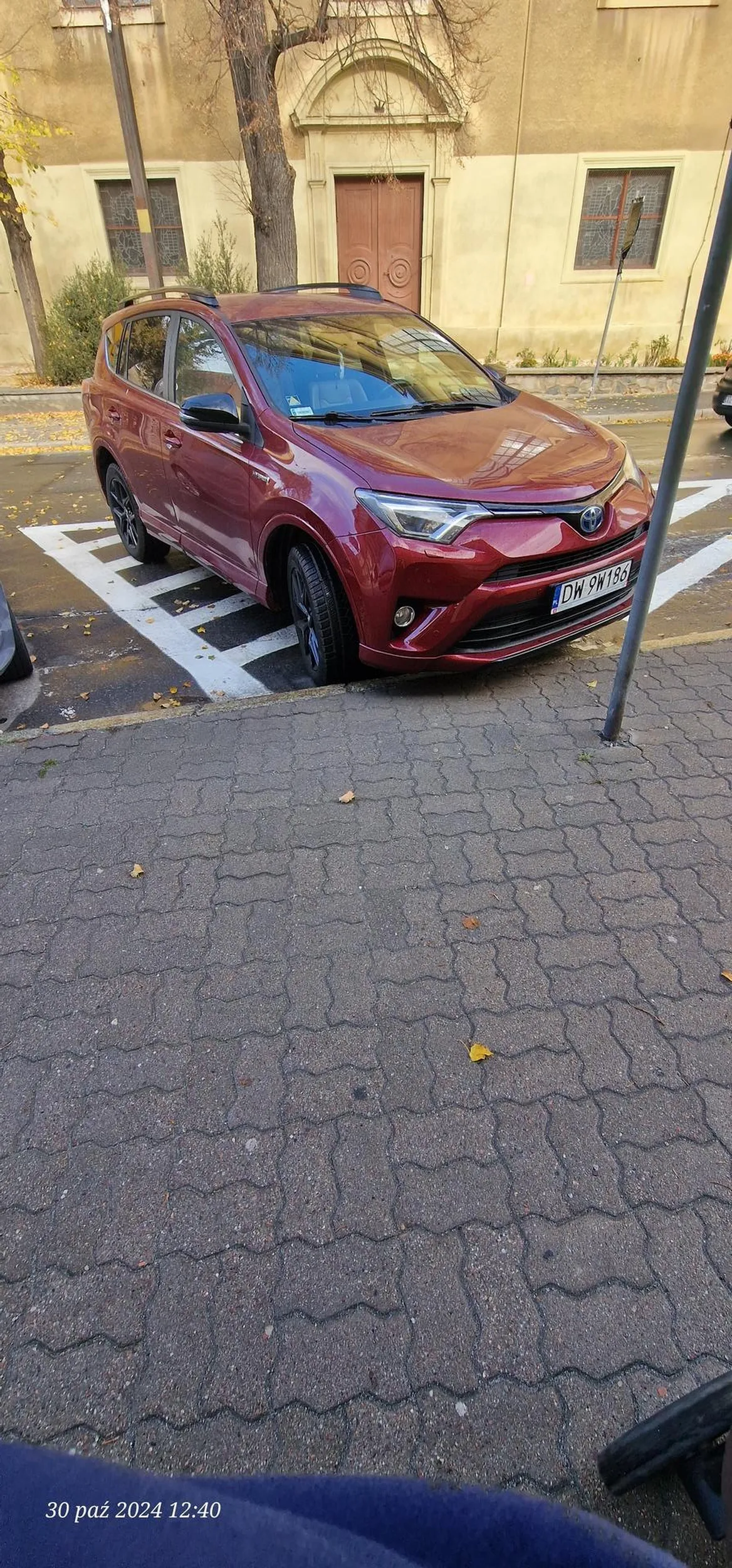 Linie na drodze to nie miejsce do parkowania dla przyjezdnych... naucz się przepisów!