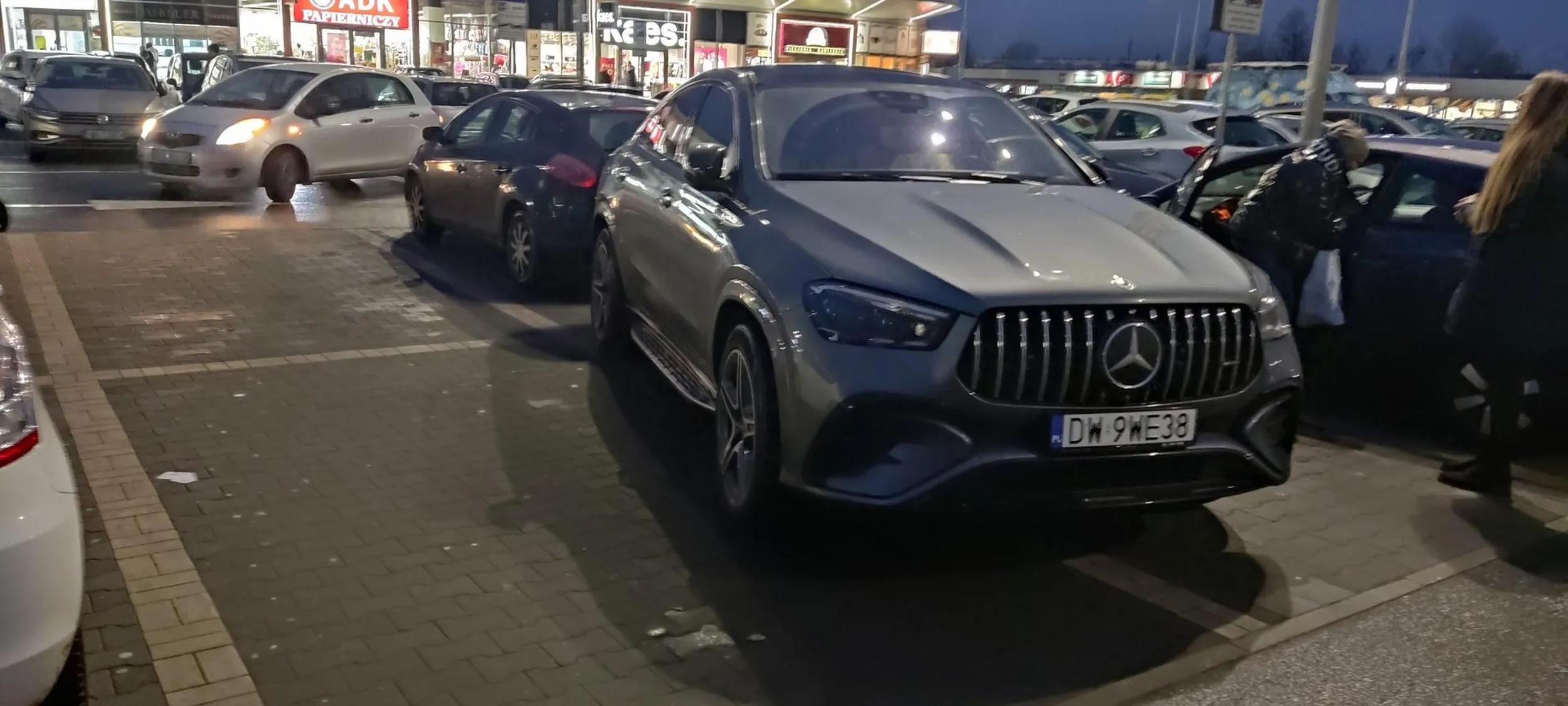 czlowieku siare robisz takim samochodem tak parkowac....