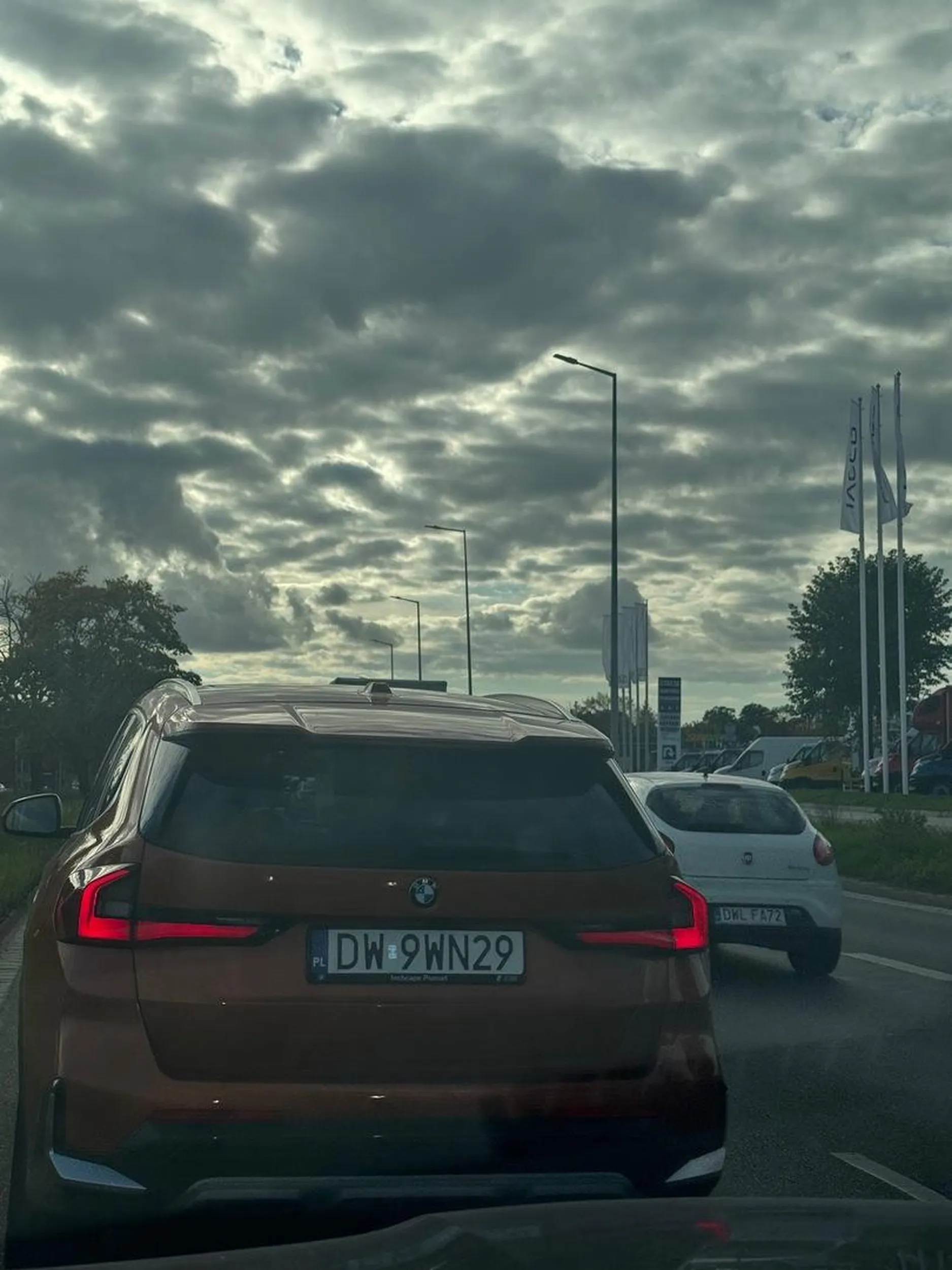 Gapi się w telefon namiętnie i intensywnie. Nie dość, że spowalnia ruch w i tak już dużym korku, to jeszcze blokuje przejazd na skrzyżowaniu.