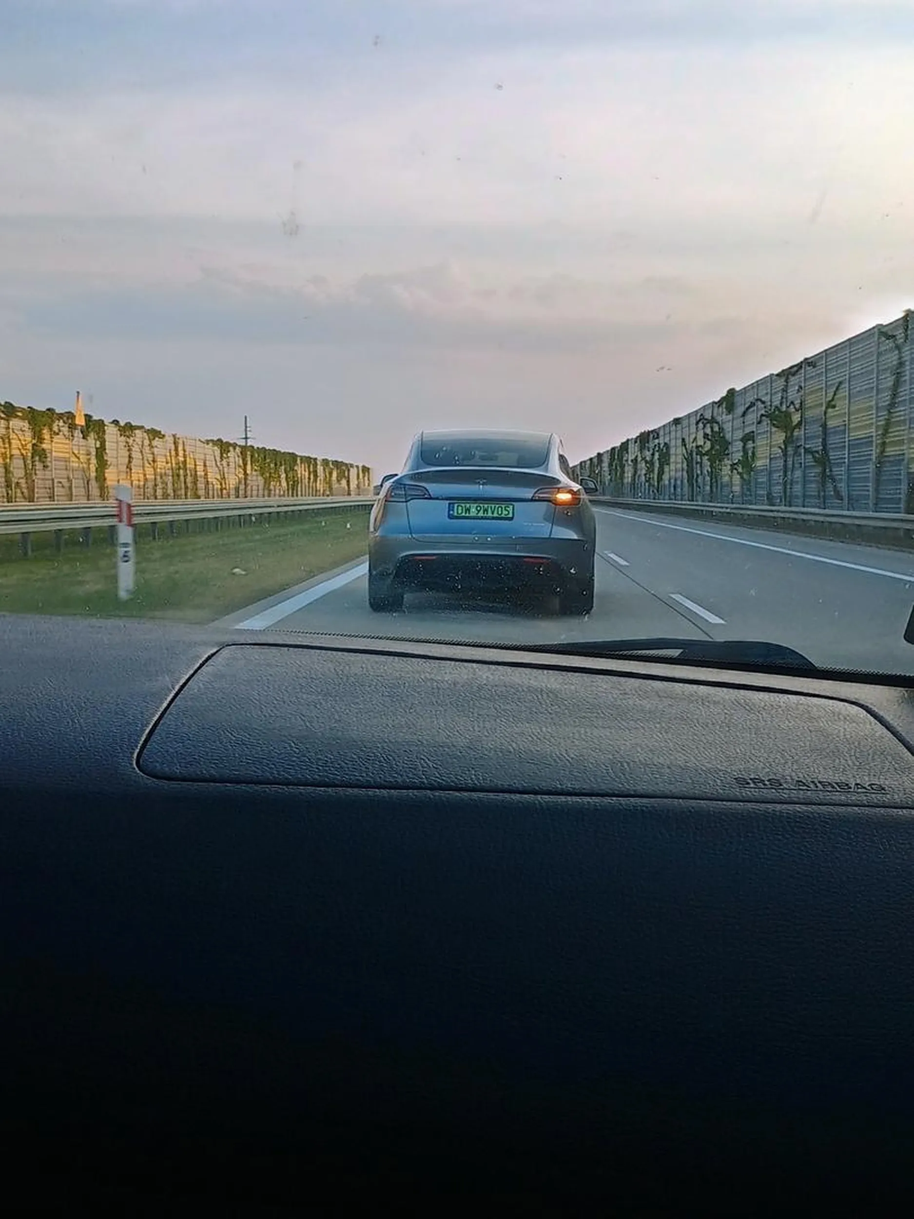 Nie baw się tak bo się rozładujesz. Robisz miejsce, zjeżdżasz na prawy pas a potem wjeżdżasz na lewy pod maskę pecie ;) kultura na drodze wyżej nad Teslą. Ważne że maniura w aucie się cieszy no nie?