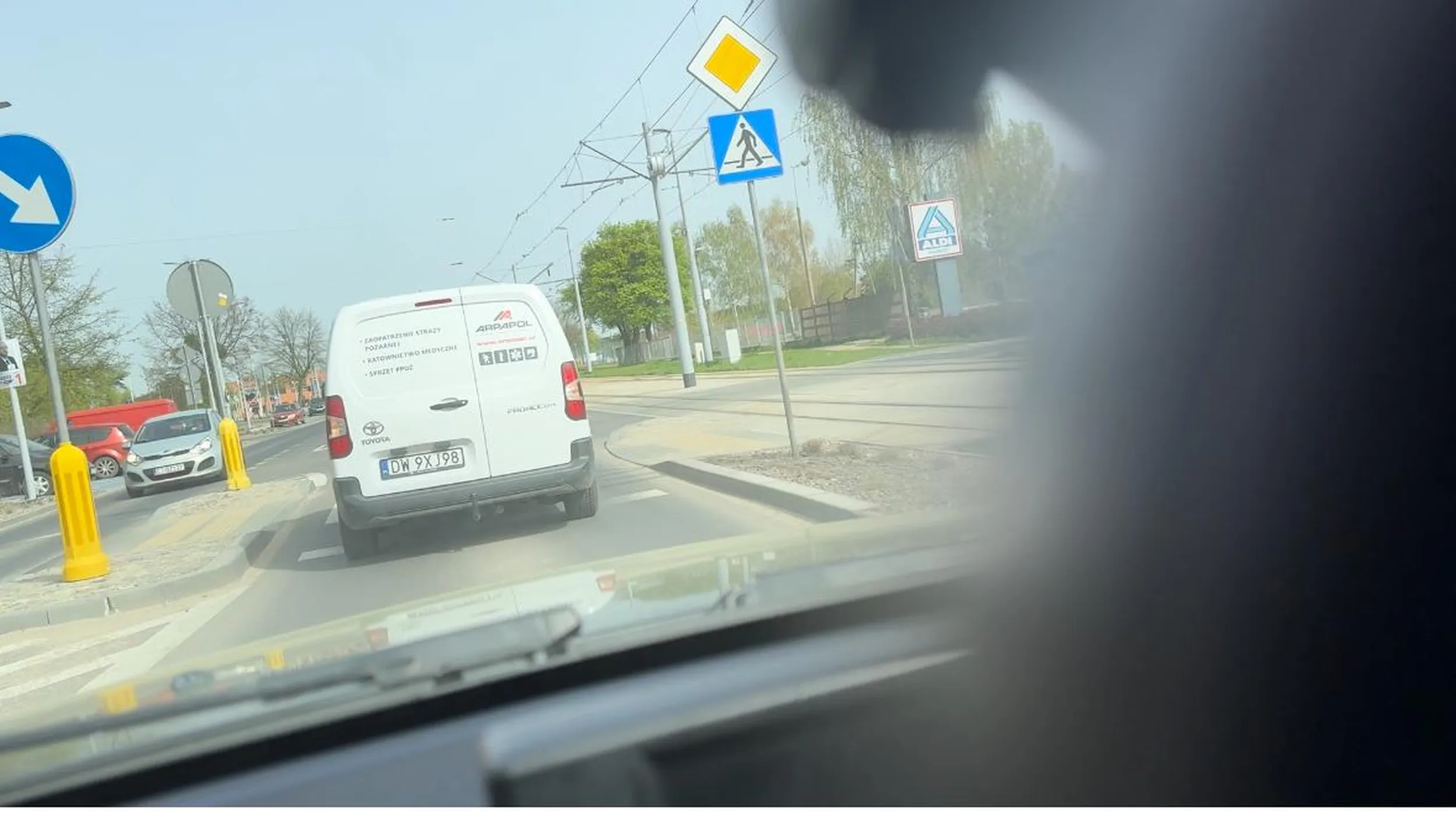 9.04 Toruń, rondo przy MZK na koniuchach. Gościu zjechał z ronda przez przejazd dla tramwaju, skrócił sobie drogę do zjazdu centralnie przed moją maską. Rondo coś a’la turbinowe, prawy pas do skrętu w prawo jest bezkolizyjny, a jednak. Naucz się gościu jeździć!