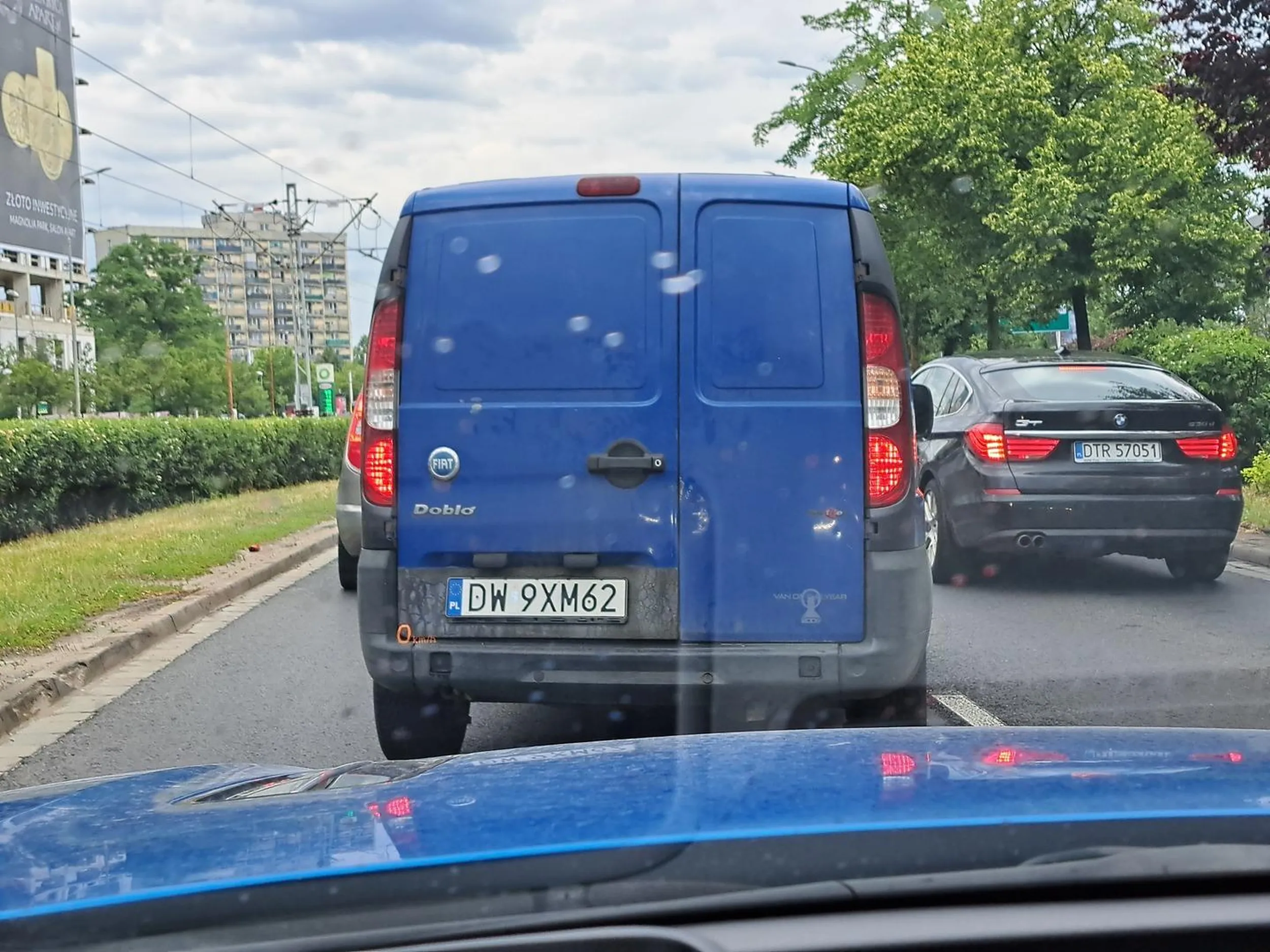 Kierowca tego Fiata gra chyba w jakąś grę, kto więcej razy bezsensownie zmieni pas ruchu, wymuszają przy tym pierwszeństwo. Na odcinku 3 km na Strzegomskiej, zmieniał pas ok 12 razy, każdorazowo wciskając się na styk przed maski samochodów. Prawko z chipsów jak nic.