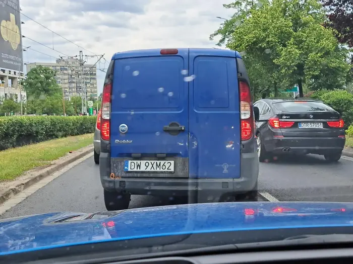 Kierowca tego Fiata gra chyba w jakąś grę, kto więcej razy bezsensownie zmieni pas ruchu, wymuszają przy tym pierwszeństwo. Na odcinku 3 km na Strzegomskiej, zmieniał pas ok 12 razy, każdorazowo wciskając się na styk przed maski samochodów. Prawko z chipsów jak nic.