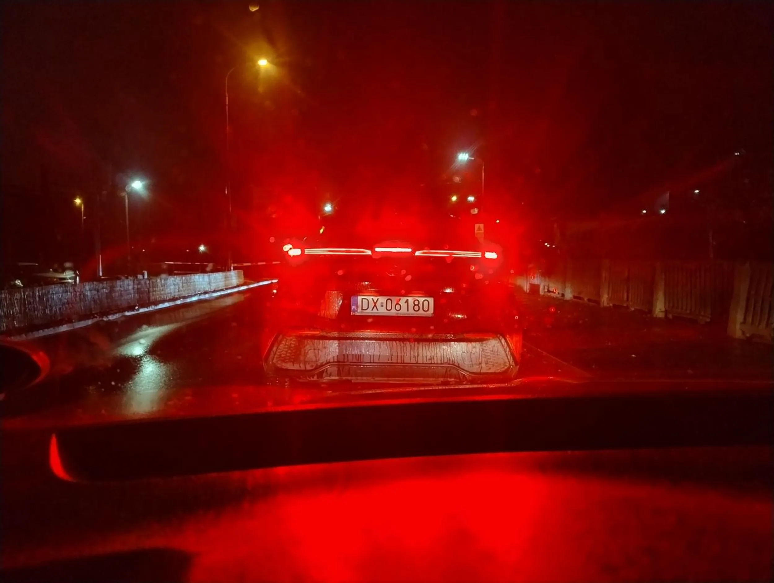 Jak stoisz 5 min przed przejazdem w nocy to wrzuć ręczny zamiast razić światłami stopu