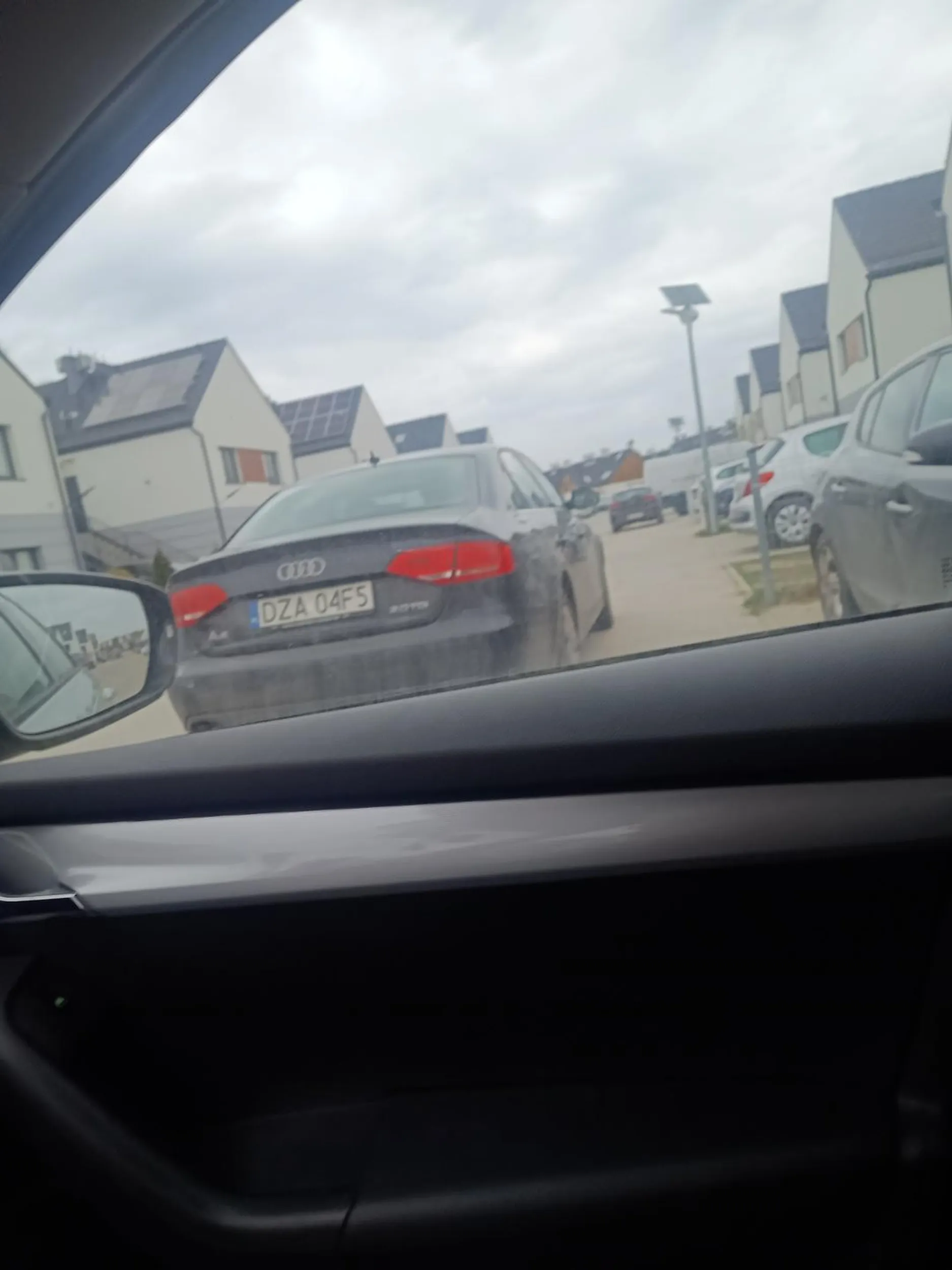 Bezmyślne parkowanie na skrzyżowaniu i zasłanianie widoku