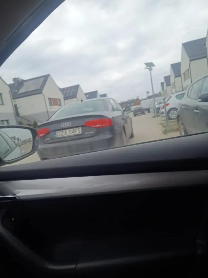 Bezmyślne parkowanie na skrzyżowaniu i zasłanianie widoku