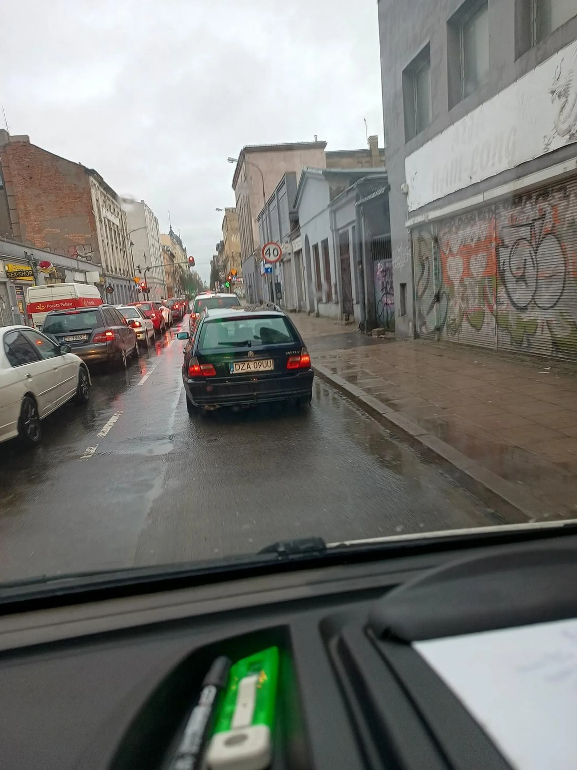 Pajac się panoszy w Łodzi. Deszcz leje a ten podjeżdża do krawężników jak ludzie idą chodnikiem żeby ochlapać. Zobacz czy se stalówek nie pokrzywiles