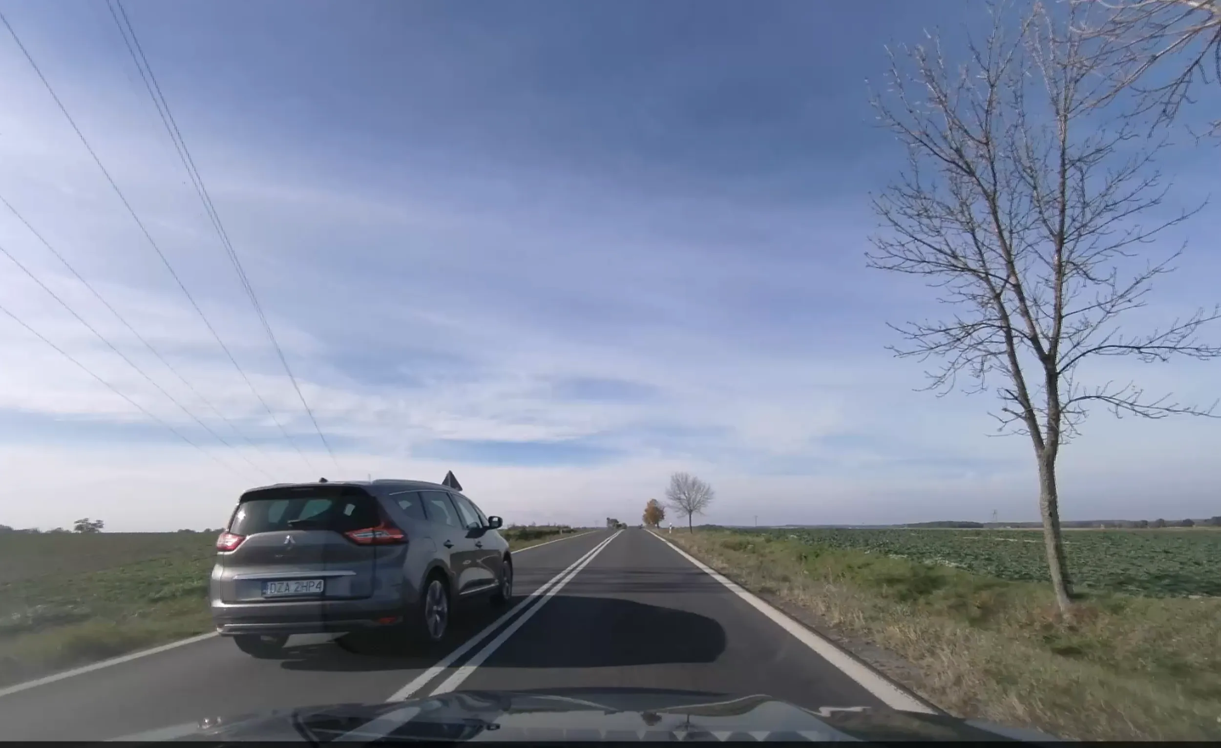 Mistrz wyprzedzania na podwójnej ciągłej w kierunku Bolesławca (przed Tomaszowem Bolesławieckim) z prędkością ponad 120 km/h. Jeśli byłaby to długa prosta z widocznością na 400 m to machnąłbym ręką, ale ten kierowca wyprzedzał w bardzo niebezpiecznym miejscu pod górę, gdzie nie było widać za górką totalnie nic wiec z przeciwka jakby ktoś jechał była by czołówka!