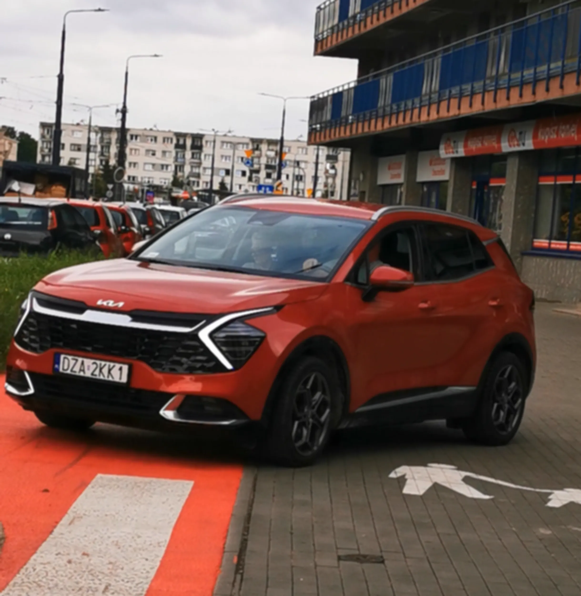 czy to chodnik, czy droga rowerowa czy przejście dla pieszych to nie ma znaczenia! Kierującego to nie obchodzi! Ważne że to on musiał wyjechać!