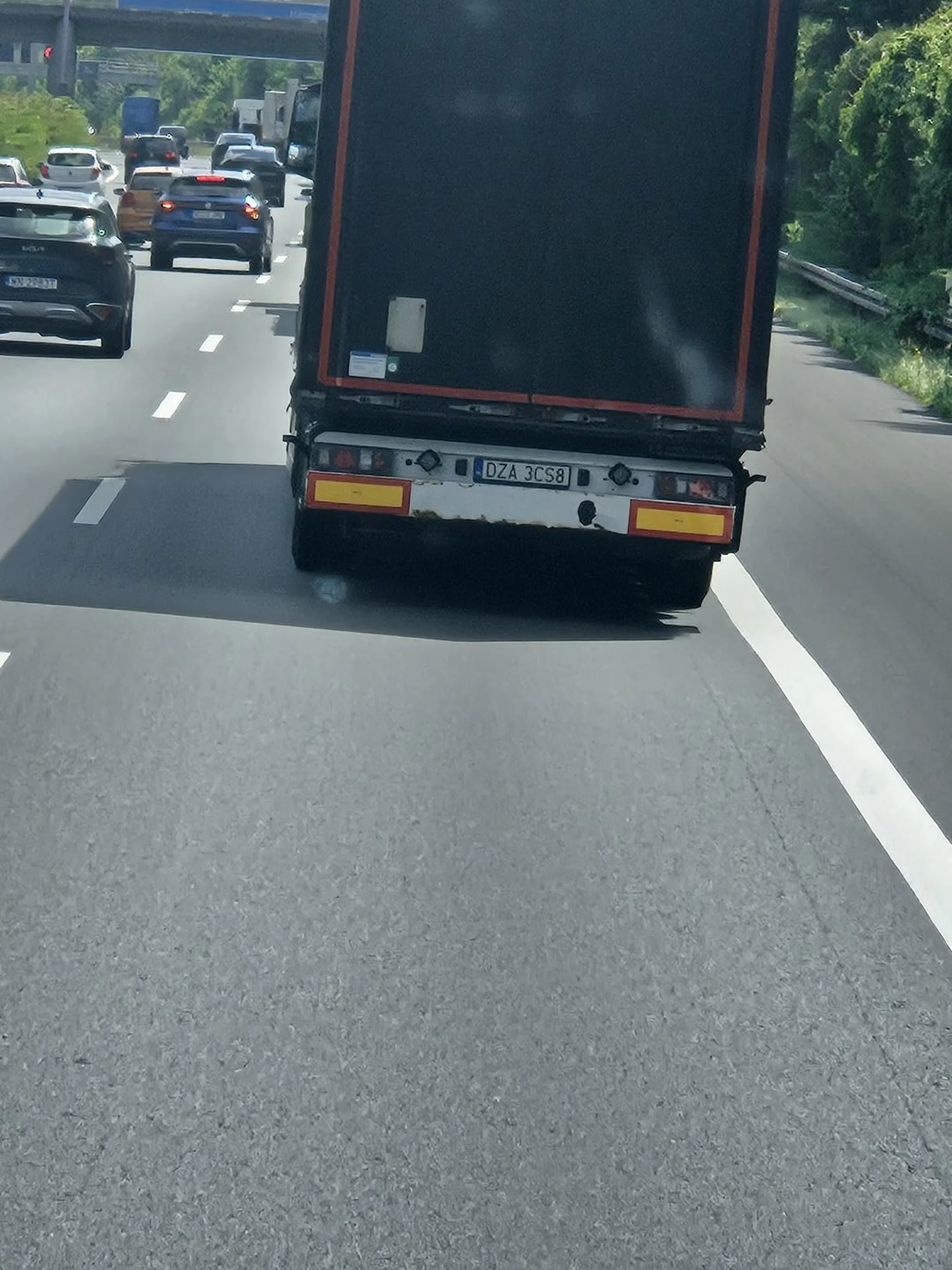 Kierowca tej naczepy wyprzedzał na zakazie 28.06.24 o 11.30. W polowie wyprzedzania już pchał się na prawy pas, prawien uderzajac w ciezarowke po czym bardzo gwałtownie zahamował tworząc ogromne zagrożenie na drodze. Burak jakich mało. Chętnie poznam firmę i kierowcę