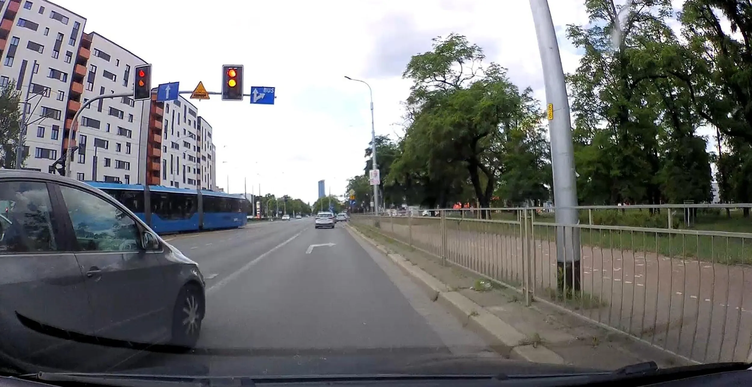 Zmienił pas bez użycia kierunkowskazu totalnie zajeżdżając mi drogę! Tylko moje hamowanie awaryjne i najazd na prawy krawężnik zapobiegły kolizji!