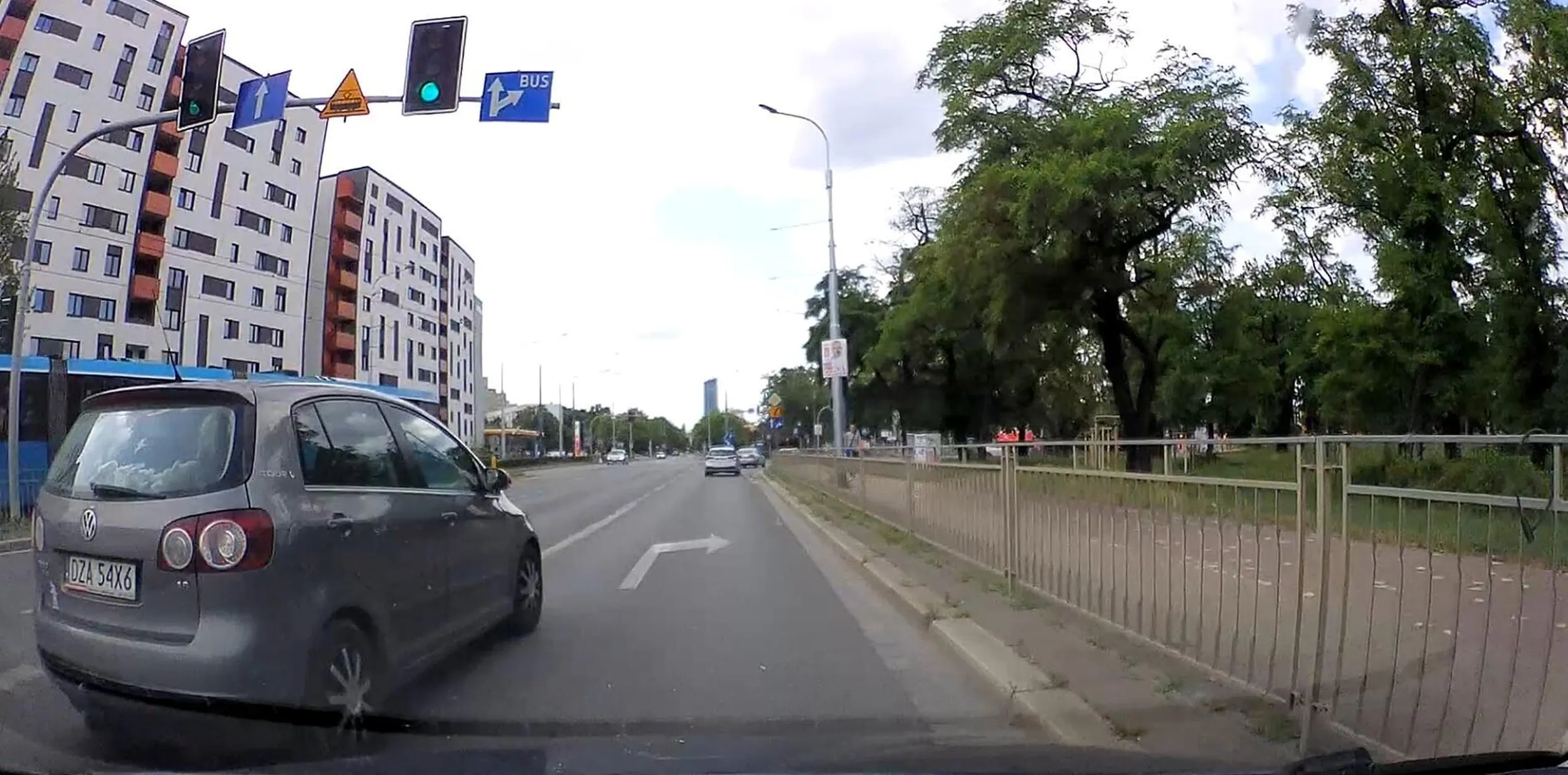 Zmienił pas bez użycia kierunkowskazu totalnie zajeżdżając mi drogę! Tylko moje hamowanie awaryjne i najazd na prawy krawężnik zapobiegły kolizji!