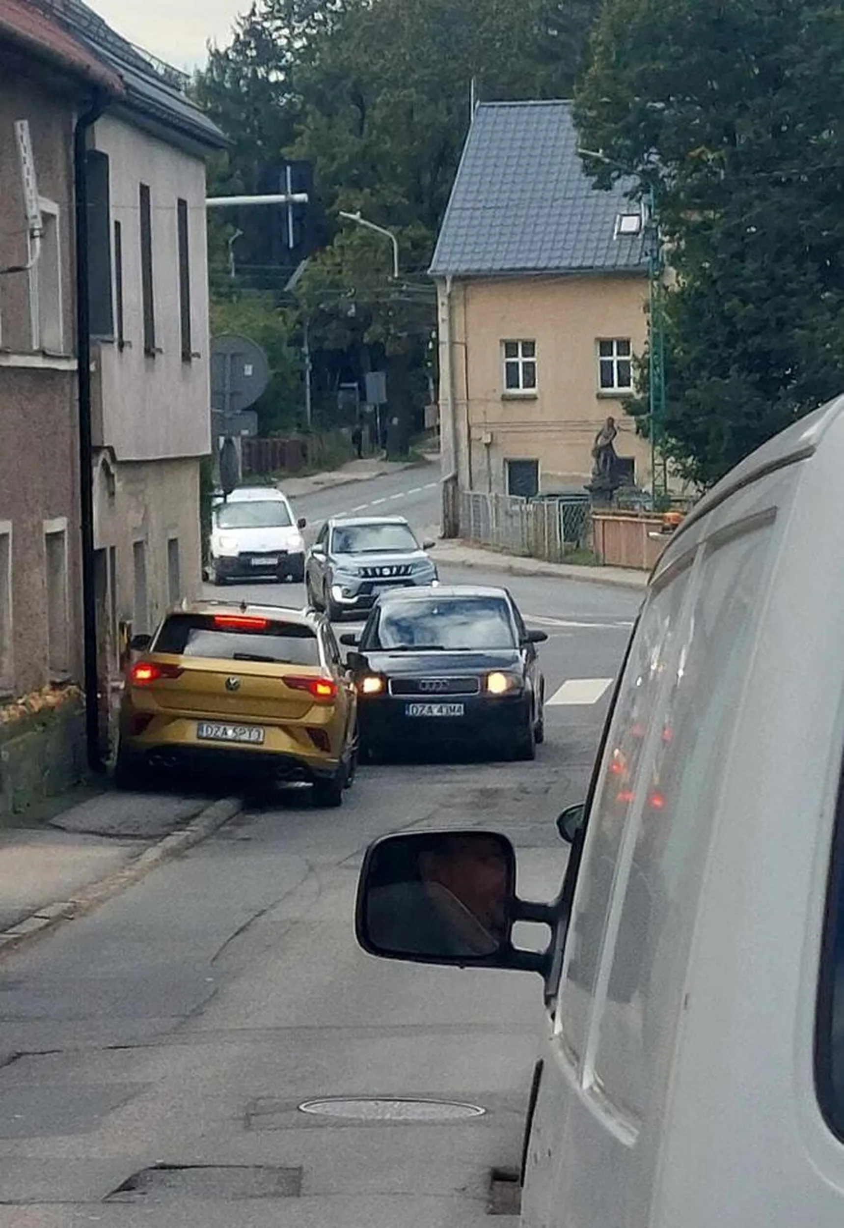 Kierowca ominął auta czekające na zielone światło, po czym zablokował auto jadące z naprzeciwka.
