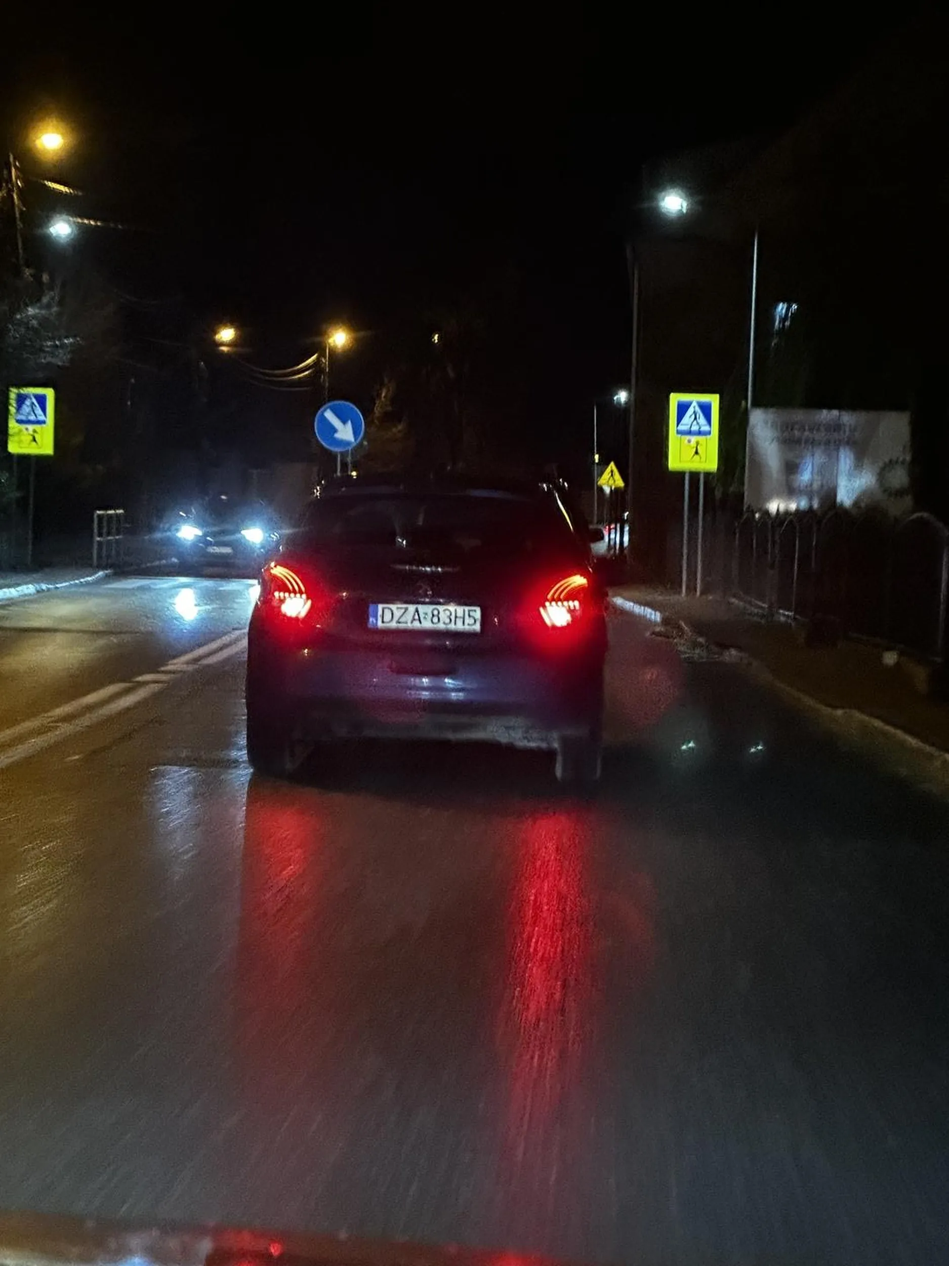 Nie widać jak hamuje, cały czas mu się świecą światła hamowania albo ma włączone przeciwmgielne